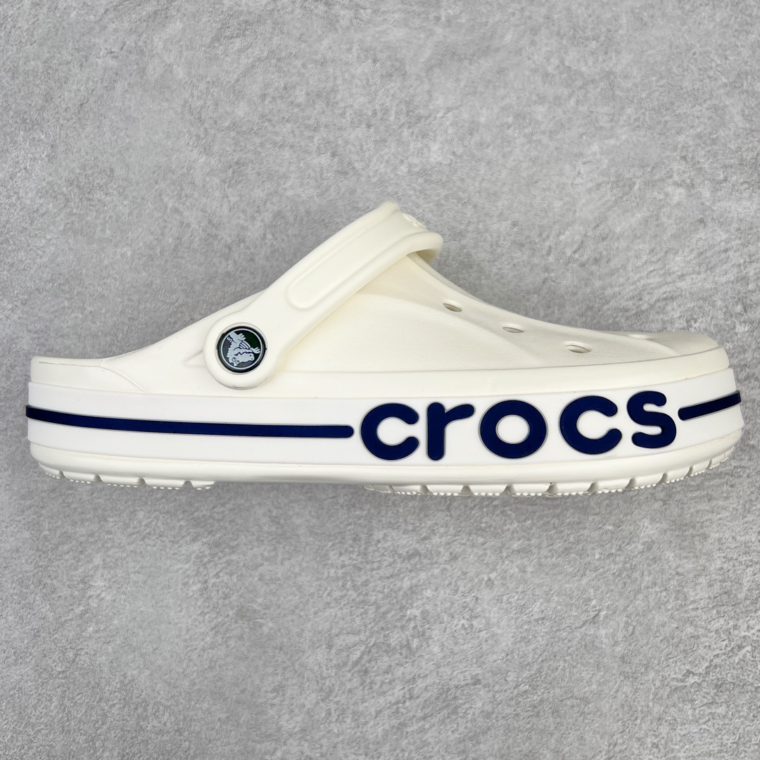 零售💰160 ＃DG莞产 Crocs Bayaband Clog 卡骆驰贝雅卡骆班户外潮流休闲沙滩洞洞拖鞋凉鞋 透明防水袋包装 注意配件需单独购买 超轻Croslite专利材料打造 鞋面更加耐用易清洗 该鞋款轻盈舒适 2002年 经典克骆格诞生 秉承外形简单 穿着舒适的初衷 不断为消费者带来舒适的穿着体验 穿出“趣”味 鞋面洞洞可搭彰显个性的智必星 一鞋两穿 可调节式后跟带增添鞋身的稳固性能 放前面变成愜意舒适的凉拖 放后面行走跑跳更加稳妥 Croslite ™材料 封闭式细胞树脂 能够在体温作用下自动变形以适应脚部形状 涉水性优秀的同时易于清洁 抓地力强 不易打滑 Crocs的核心理念：轻便 灵活 全方位的舒适感 同步官方尺码：M4（36-37） M5（37-38）M6（38-39）M7（39-40）M8（41-42）M9（42-43）M10（43-44）M11（45-46） 编码：by1936060-运动鞋