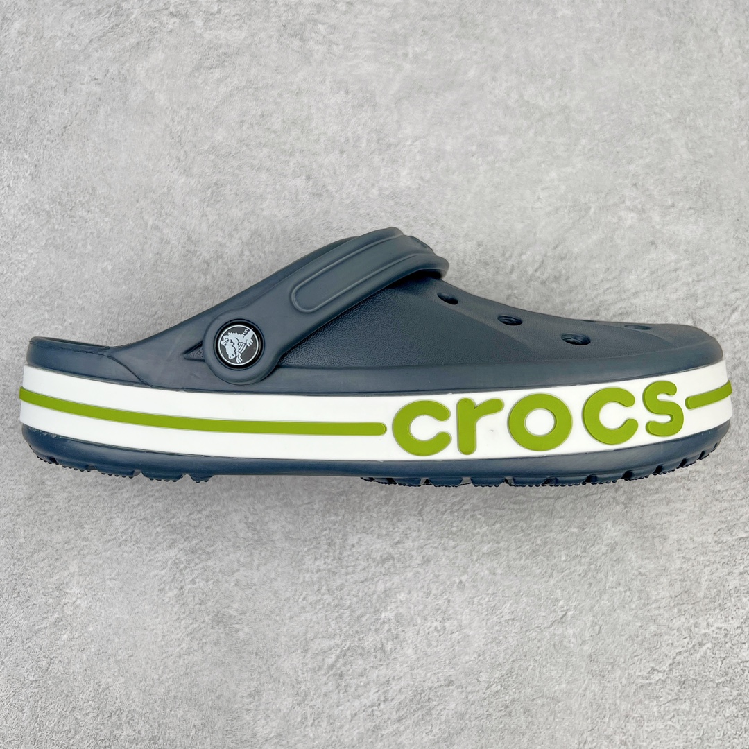 零售💰160 ＃DG莞产 Crocs Bayaband Clog 卡骆驰贝雅卡骆班户外潮流休闲沙滩洞洞拖鞋凉鞋 透明防水袋包装 注意配件需单独购买 超轻Croslite专利材料打造 鞋面更加耐用易清洗 该鞋款轻盈舒适 2002年 经典克骆格诞生 秉承外形简单 穿着舒适的初衷 不断为消费者带来舒适的穿着体验 穿出“趣”味 鞋面洞洞可搭彰显个性的智必星 一鞋两穿 可调节式后跟带增添鞋身的稳固性能 放前面变成愜意舒适的凉拖 放后面行走跑跳更加稳妥 Croslite ™材料 封闭式细胞树脂 能够在体温作用下自动变形以适应脚部形状 涉水性优秀的同时易于清洁 抓地力强 不易打滑 Crocs的核心理念：轻便 灵活 全方位的舒适感 同步官方尺码：M4（36-37） M5（37-38）M6（38-39）M7（39-40）M8（41-42）M9（42-43）M10（43-44）M11（45-46） 编码：by1936060-运动鞋