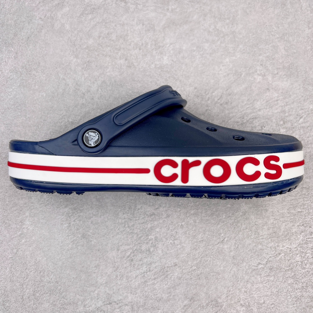 零售💰160 ＃DG莞产 Crocs Bayaband Clog 卡骆驰贝雅卡骆班户外潮流休闲沙滩洞洞拖鞋凉鞋 透明防水袋包装 注意配件需单独购买 超轻Croslite专利材料打造 鞋面更加耐用易清洗 该鞋款轻盈舒适 2002年 经典克骆格诞生 秉承外形简单 穿着舒适的初衷 不断为消费者带来舒适的穿着体验 穿出“趣”味 鞋面洞洞可搭彰显个性的智必星 一鞋两穿 可调节式后跟带增添鞋身的稳固性能 放前面变成愜意舒适的凉拖 放后面行走跑跳更加稳妥 Croslite ™材料 封闭式细胞树脂 能够在体温作用下自动变形以适应脚部形状 涉水性优秀的同时易于清洁 抓地力强 不易打滑 Crocs的核心理念：轻便 灵活 全方位的舒适感 同步官方尺码：M4（36-37） M5（37-38）M6（38-39）M7（39-40）M8（41-42）M9（42-43）M10（43-44）M11（45-46） 编码：by1936060-运动鞋