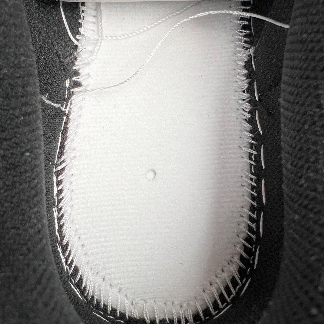 图片[9]-＃YC纯原福利 NK Dunk Low 雾色渡鸦 黑白灰 DD1503-101 定制系列天花板 无原鞋不开发 全系列得物原鞋一比一校对开发 配色持续更新中 终端对接 优势输出 全套原厂楦头原纸板数据档案倾力打造 原汁原味莞产 极致还原 圈内最强针车工艺 高端零售指定版 广东原厂配套原盒原标 鞋盒分三个尺码段 原厂冲刀 超高清洁度 全鞋零毛边皮料切割 采用原厂百宏鞋带以及原厂百宏织唛舌标 内标可供原厂几率过验 进口原装条纹中底布 四线拉帮白色点胶 原厂拉帮手法遵循公司 原厂电绣 极致还原 尺码：35.5 36 36.5 37.5 38 38.5 39 40 40.5 41 42 42.5 43 44-选品中心