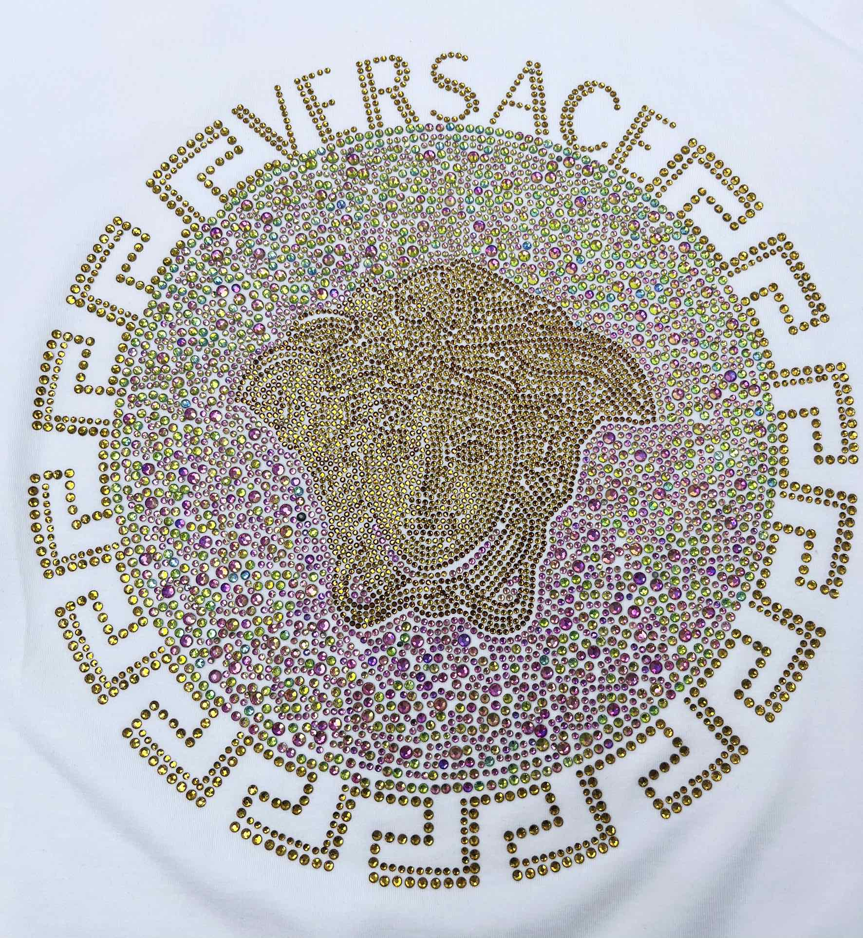 Versace*2024ss新款短袖胸前标识logo烫钻设计！以简洁的轮廓利落的剪裁和解构主义的设计将纽