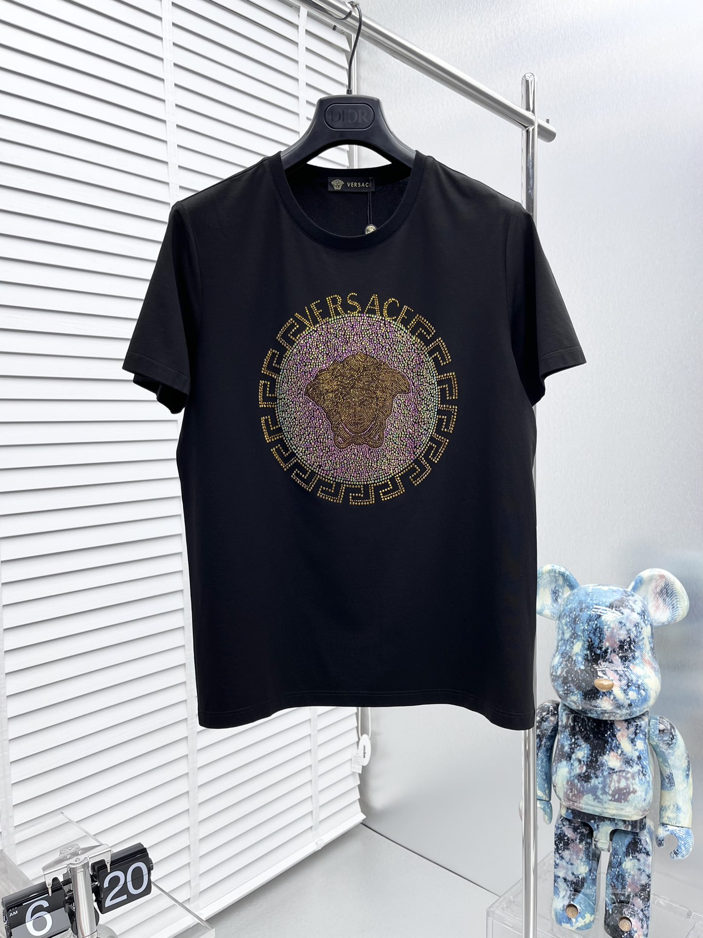 Versace*2024ss新款短袖胸前标识logo烫钻设计！以简洁的轮廓利落的剪裁和解构主义的设计将纽