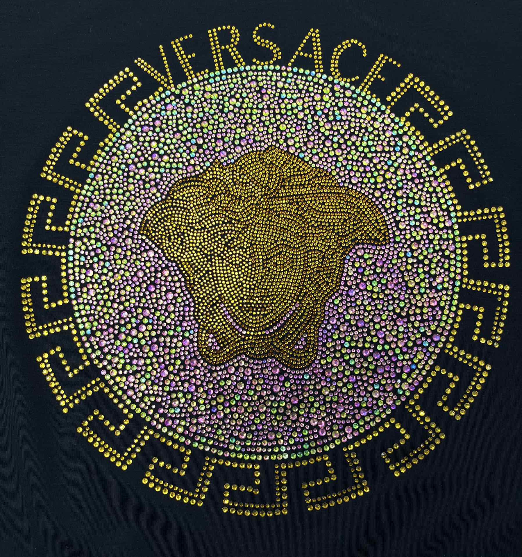 Versace*2024ss新款短袖胸前标识logo烫钻设计！以简洁的轮廓利落的剪裁和解构主义的设计将纽