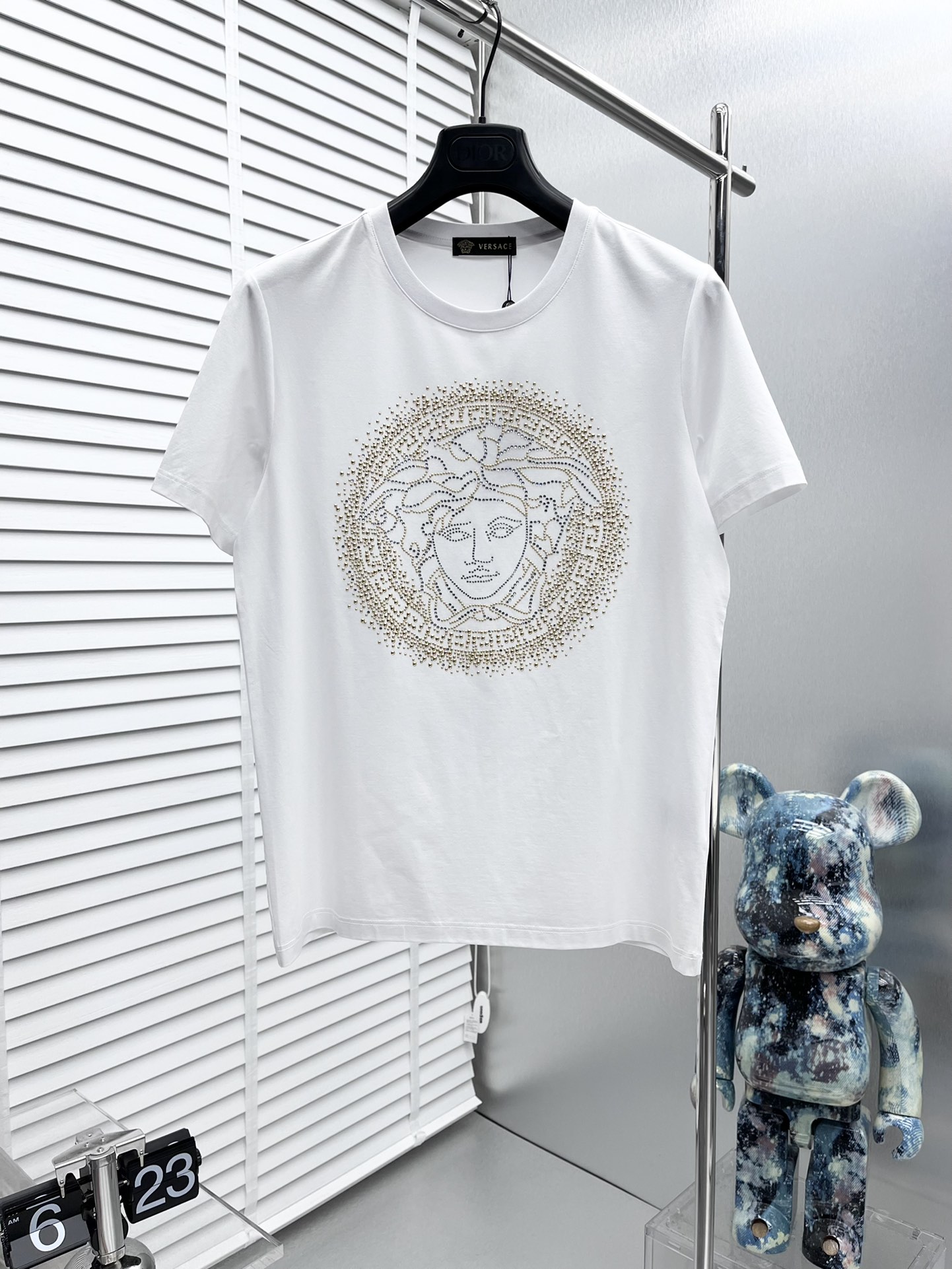 Versace*2024ss新款短袖胸前标识logo烫钻设计！以简洁的轮廓利落的剪裁和解构主义的设计将纽