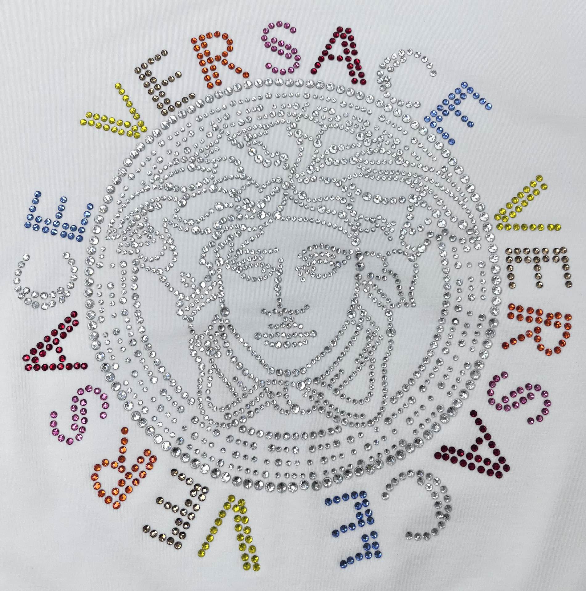 Versace*2024ss新款短袖胸前标识logo烫钻设计！以简洁的轮廓利落的剪裁和解构主义的设计将纽