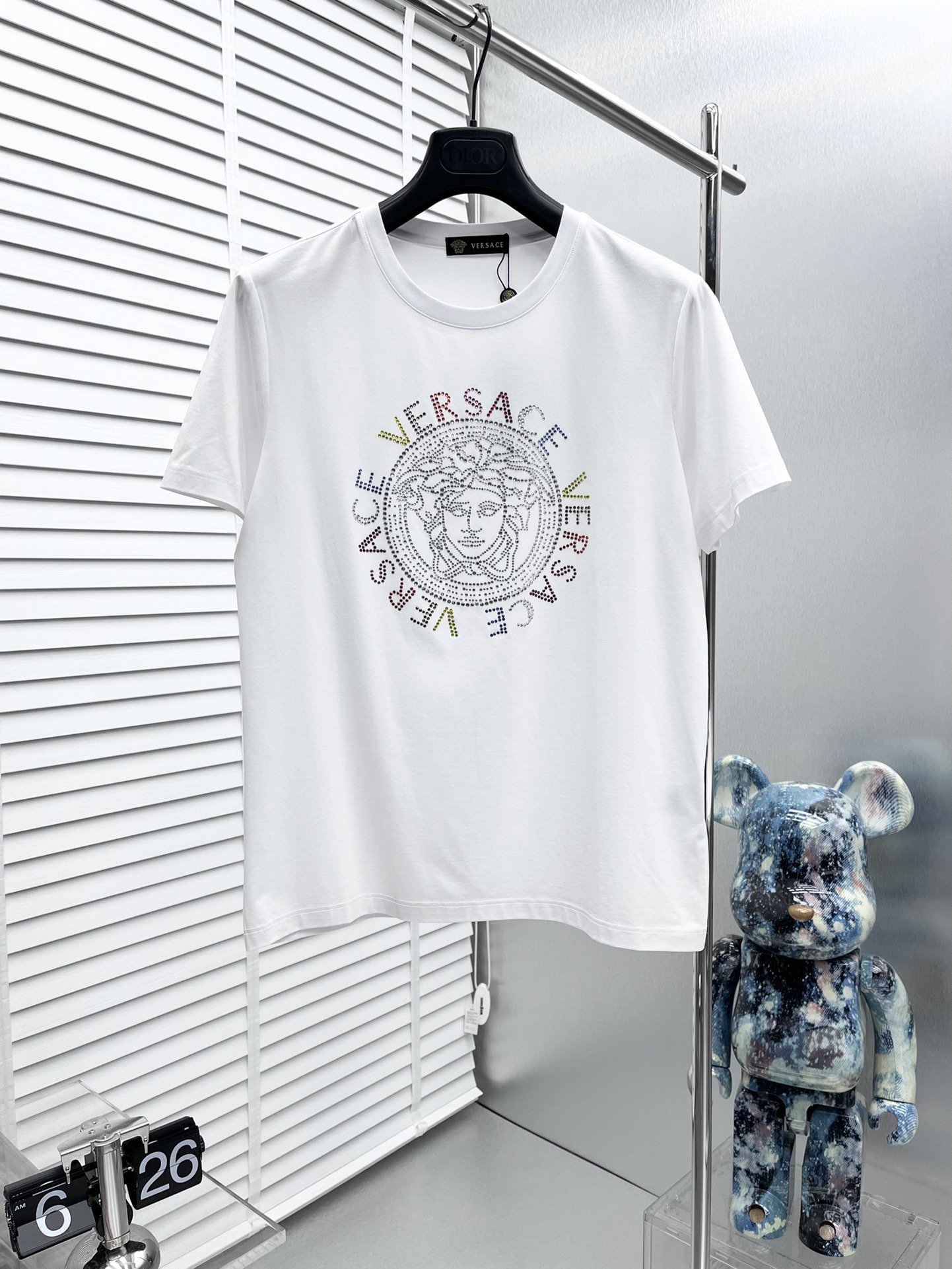 Versace*2024ss新款短袖胸前标识logo烫钻设计！以简洁的轮廓利落的剪裁和解构主义的设计将纽