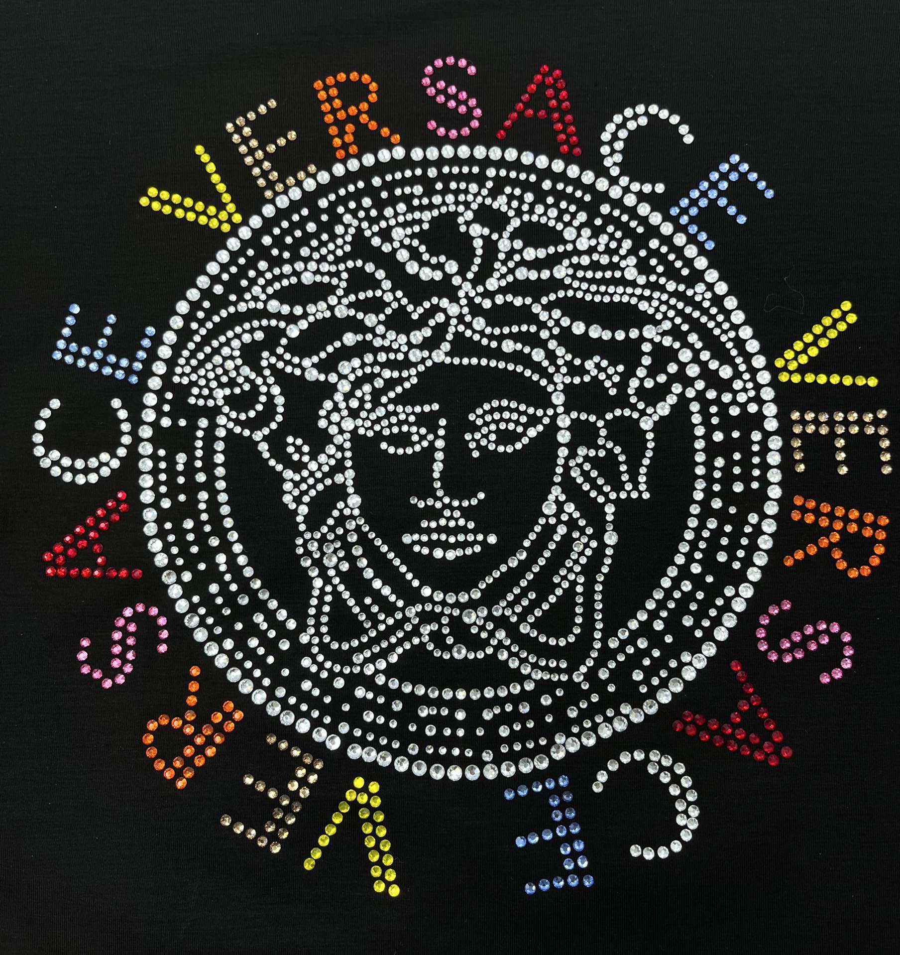 Versace*2024ss新款短袖胸前标识logo烫钻设计！以简洁的轮廓利落的剪裁和解构主义的设计将纽