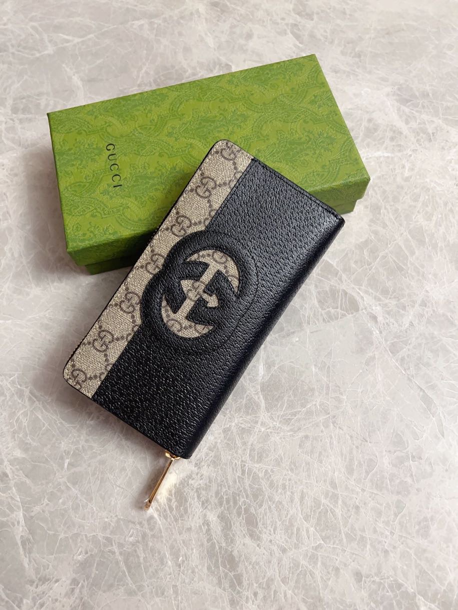 NO:671155,Gucci's latest ~ men's zipper wallet embellished with hollow interlocking G details, cleverly paired with GG Supreme canvas, creating an accessory that is both modern and classic. The iconic interlocking G logo is derived from the initials of the brand's founder, Mr. Guccio Gucci, and has been constantly reinterpreted in various forms and styles. Model 701423, size 19x 10x 3cm, Gucci wallet, gucci, wallets19860909Gucci最新～男士拉链钱包缀饰镂空互扣式双G细节,巧妙搭配GG Supreme帆布,塑就兼具现代风尚与经典格调的配饰标志性互扣式双G标识该标识源自品牌创始人Guccio Gucci先生的姓名首字母,以各种形式和风格不断得到焕新演绎型号701423尺寸19x 10x 3cm,Gucci钱包,gucci,wallets,欧美剧