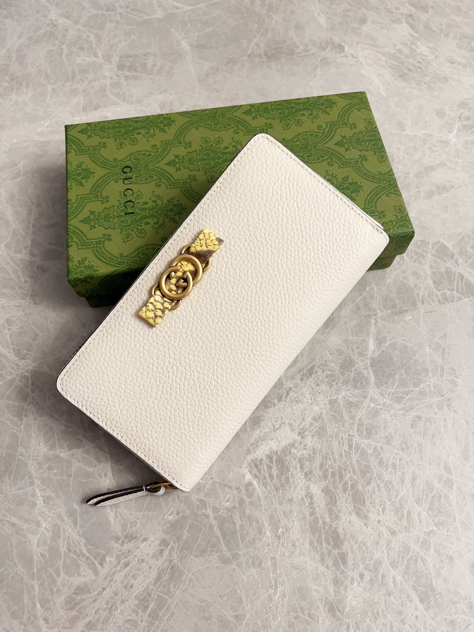 NO:671193,Gucci's latest ~ Interlocking Double G python leather bow wallet is crafted from original factory calfskin. The front bow is made of python leather piping and antique gold tone interlocking Double G details. Iconic fashion item model 750458, size 19x 10x 3cm, Gucci wallet, gucci, wallets, cowhide, snakeskin19860909Gucci最新～饰互扣式双G蟒蛇皮蝴蝶结钱包以原工厂小牛皮精制而成,正面蝴蝶结以蟒蛇皮滚边和古金色调互扣式双G细节打造而成,标志性时尚单品型号750458,尺寸19x 10x 3cm,Gucci钱包,gucci,wallets,cowhide,snakeskin,欧美剧