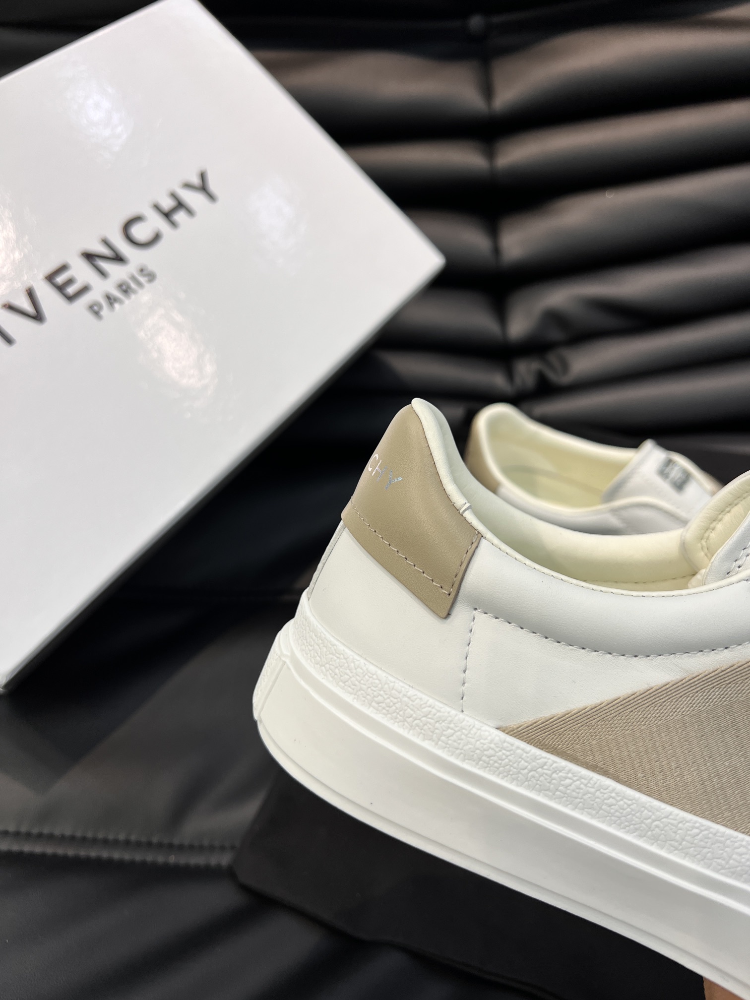 Givench*.纪梵希低帮休闲鞋采