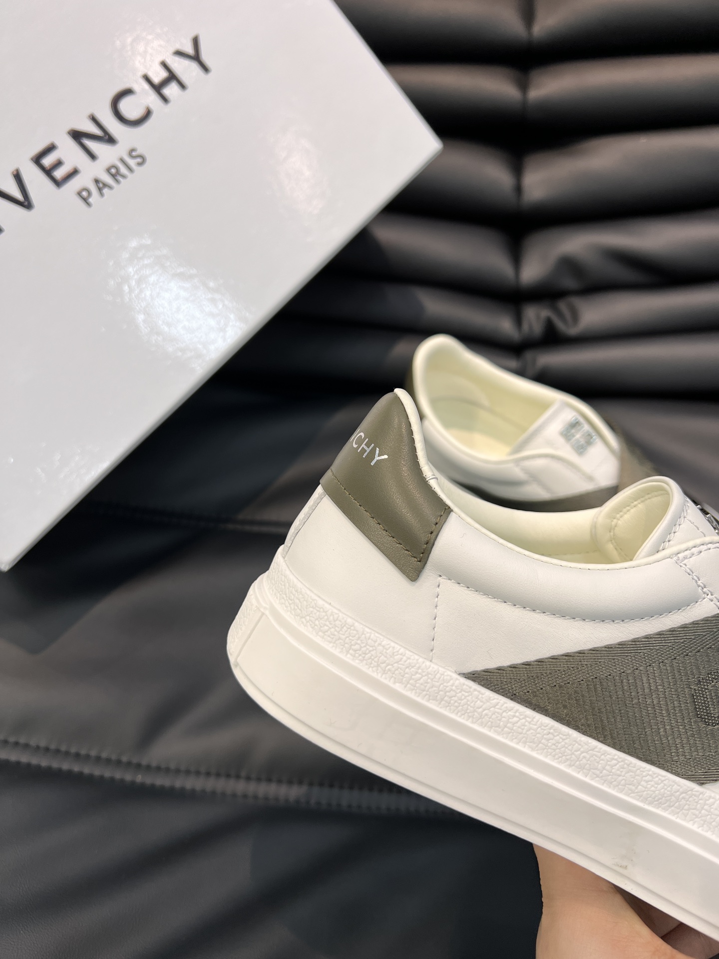 Givench*.纪梵希低帮休闲鞋采