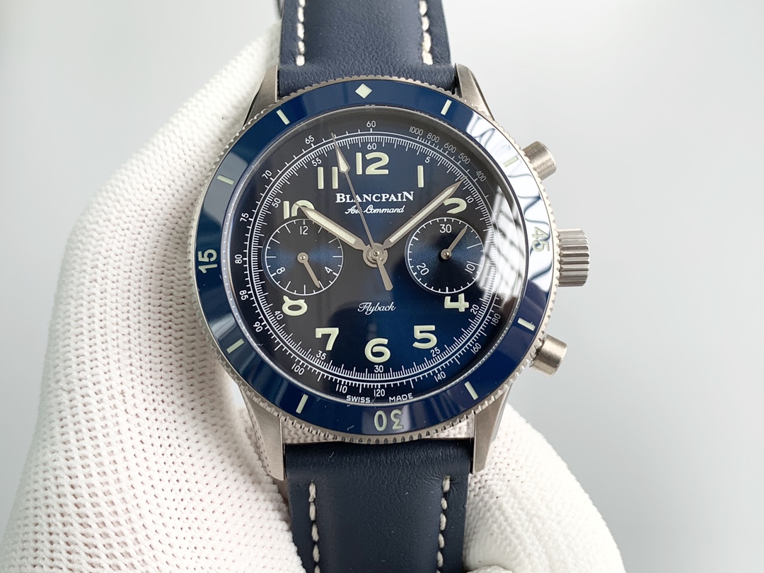 NO:149065,IT new product Blancpain’s new Ait Command Air Force Command Series AC02, a legendary chronograph. The new Air Force Commander is loyal to historical traditions in design and fully integrates the retro style of the 1950s with Blancpain’s high-end watchmaking craftsmanship!  1 The case is made of titanium metal material, with a diameter of 42.5mm, the lugs are slender, the front of the lugs and the side of the case are all brushed, and only the edge of the lugs is polished to the same as the genuine product. 2 The movement is equipped with the Dandong chronograph movement and F388B movement, which is accurate in time, and all details are reproduced according to the original 1:1. The two-way silent rotation of the 3-ring port is consistent with the genuine product, the ceramic ring is polished, and all the scales on the ceramic ring, including the diamond block at 12 o'clock, all have luminous light. 4 The disc uses a binocular chronograph, the 3 o'clock is 30 minutes, and the 9 o'clock is 12 hours. The large digital hour markers on the disc and the large syringe pointer are luminous coating. The speed ring and chronograph are located at the edge of the disc. 5 The original brushed buckle is paired with a retro blue leather strap, full of retro style.19860909IT新品宝珀全新Ait Command空军司令系列AC02,极具传奇色彩的计时码表,新款空军司令在设计上忠于历史传统,并将上世纪50年代的复古风格和宝珀的高级制表工艺充分融合！ 1表壳采用钛金属材料,表径42.5mm,手表表耳修长,表耳正面、表壳侧面全部拉丝,只有表耳边缘有一道抛光与正品一致. 2机芯搭载丹东计时机芯改F388B机芯,走时精准,所有细节按照原版1:1复刻. 3圈口双向静音旋转与正品一致,陶瓷圈进行了抛光,陶瓷圈上的所有刻度,包括12点位菱形块,全部都有夜光. 4 盘面使用双眼计时盘,3点位是30分钟计时、9点位是12小时计时.盘面大型数字时标,以及大型注射器指针,都有夜光涂层.测速圈和计时刻度,位于盘面边缘. 5原版拉丝表扣搭配复古蓝色皮表带,满满的复古风.,,Watch