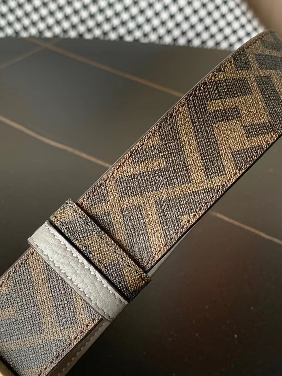 Fendi 礼盒 芬迪 FENDI亮面双F标志 · 意大利进口小荔枝牛皮 · BAGUETTE系列 · 𝟑
