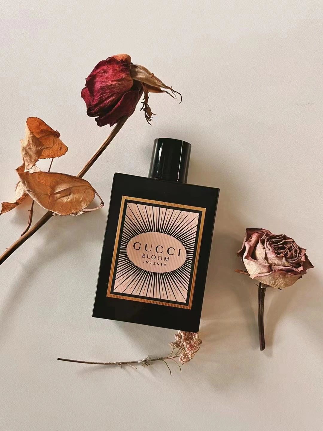 𝐈𝐍𝐓𝐄𝐍𝐒𝐄
2023年最新款花悅魅意

你永远可以相信Gucci的设计师，全新
GucciBloom 香水甜酷女孩你拥有了吗
Gucci设计师带着全新甜酷风花悅魅意香
水来了 熟称夜来香 大女主最爱
采用花悦系列经典方瓶设计 但漆黑色瓶身映衬月全食图案 营造梦幻之境 甜酷而高级