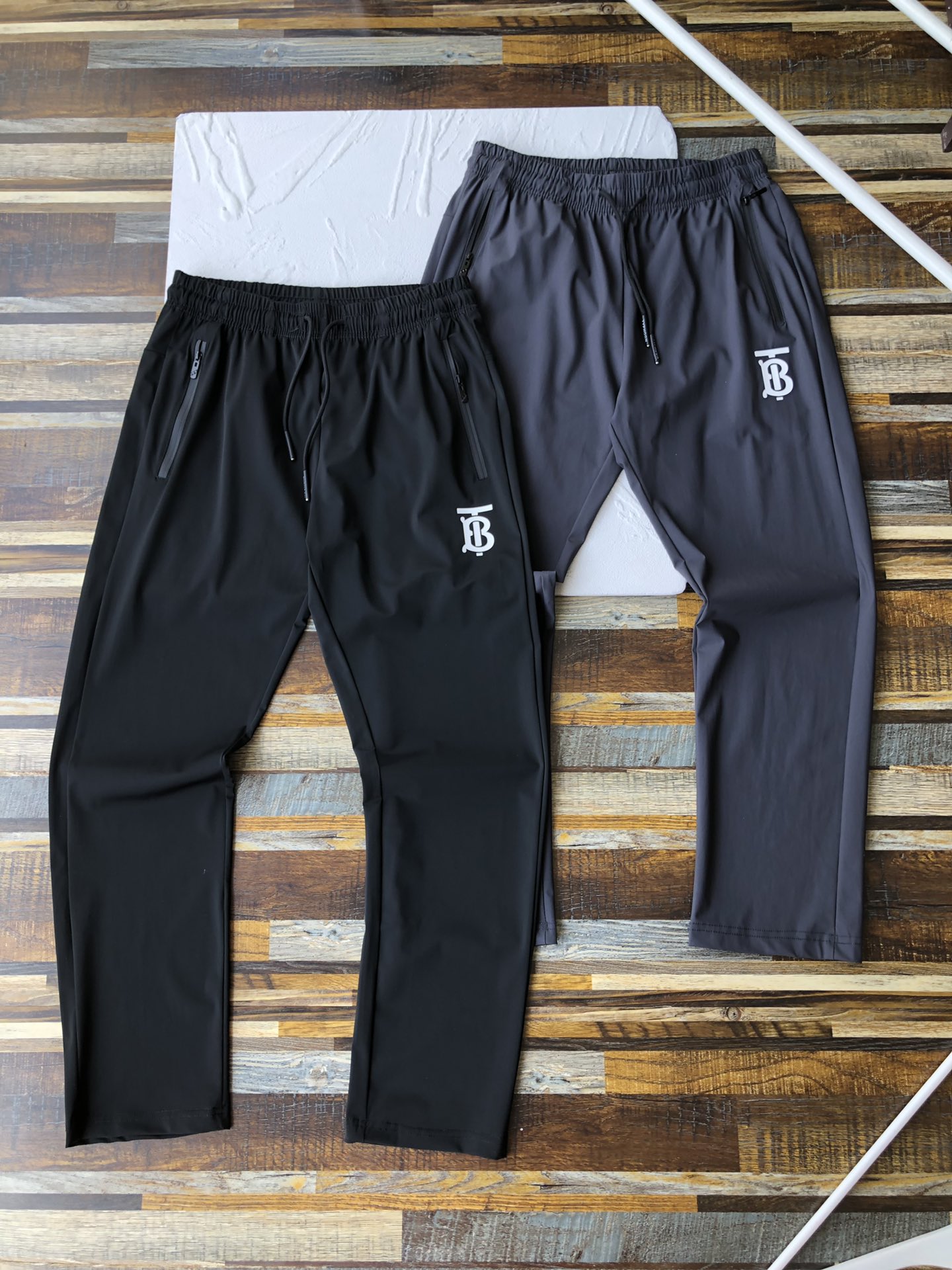 🛒购物价：55💰[夏季必备运动训练裤.冰丝凉感十分给力]库存5000件充足高性价比平价好物.清凉一夏,出产地莆田安福,强烈推选,原包装➕原吊牌  冰丝速干户外休闲长裤修身版型..进口四面弹，冰丝速干面料..无拘无束的体感！品质绝对好👌🏻闭眼入手，买到等于赚到的节奏！冰丝弹力腰休闲西裤长裤 ！四面弹！反光标识，版型经典！！运动大牌的裤子基本用的都是这个面料！穿上滑滑的 凉凉的 炒鸡爽！可以说 比不穿还要爽！细节随意敲打全裤多片立体裁片，速干面料  出汗不沾裤！透气性极佳！这个牌子是是当下最火爆的品牌！裤子采用经典的休闲设计，小直脚裤型…
版型非常无敌…独特的设计…兄弟们，这波夏季原品轰炸千万别错过！口袋下方的标志简约而又有一番风味！冰丝户外科技面料，将高科技户外功能 舒适型 和持久性完美融入到日常休闲的男士休闲长裤！正面手机存放口袋，做工精准，将传统裁剪和精致细节很好的结合！夏季里最不能少的一条裤子！
颜色: 碳灰色，黑色
建议体重，仅供参考
L~6xl