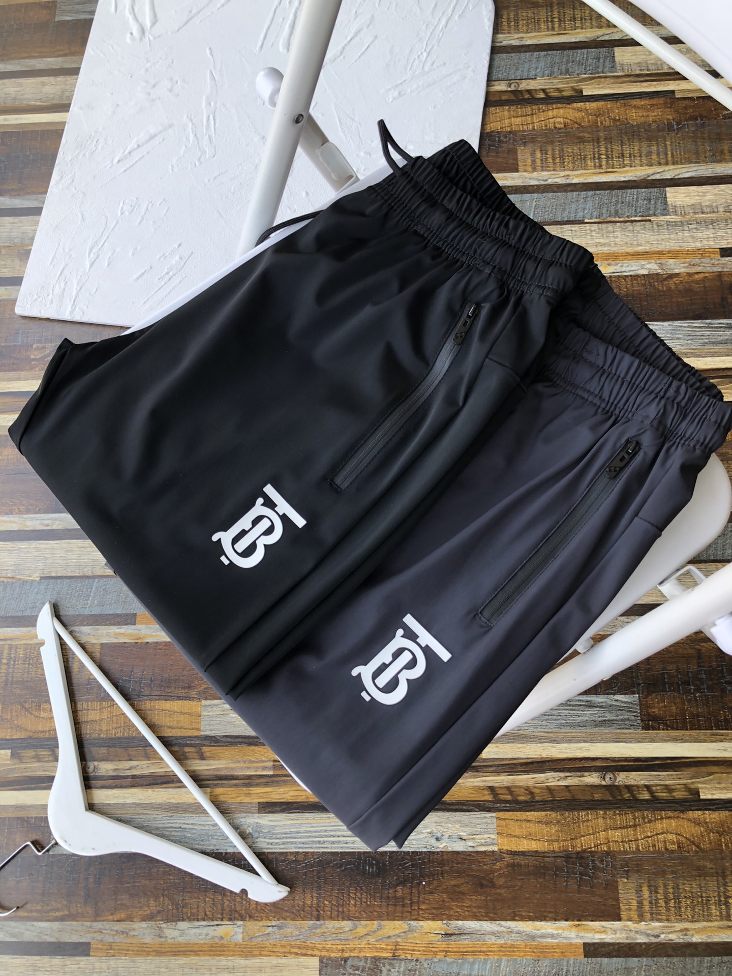 🛒购物价：55💰[夏季必备运动训练裤.冰丝凉感十分给力]库存5000件充足高性价比平价好物.清凉一夏,出产地莆田安福,强烈推选,原包装➕原吊牌  冰丝速干户外休闲长裤修身版型..进口四面弹，冰丝速干面料..无拘无束的体感！品质绝对好👌🏻闭眼入手，买到等于赚到的节奏！冰丝弹力腰休闲西裤长裤 ！四面弹！反光标识，版型经典！！运动大牌的裤子基本用的都是这个面料！穿上滑滑的 凉凉的 炒鸡爽！可以说 比不穿还要爽！细节随意敲打全裤多片立体裁片，速干面料  出汗不沾裤！透气性极佳！这个牌子是是当下最火爆的品牌！裤子采用经典的休闲设计，小直脚裤型…
版型非常无敌…独特的设计…兄弟们，这波夏季原品轰炸千万别错过！口袋下方的标志简约而又有一番风味！冰丝户外科技面料，将高科技户外功能 舒适型 和持久性完美融入到日常休闲的男士休闲长裤！正面手机存放口袋，做工精准，将传统裁剪和精致细节很好的结合！夏季里最不能少的一条裤子！
颜色: 碳灰色，黑色
建议体重，仅供参考
L~6xl