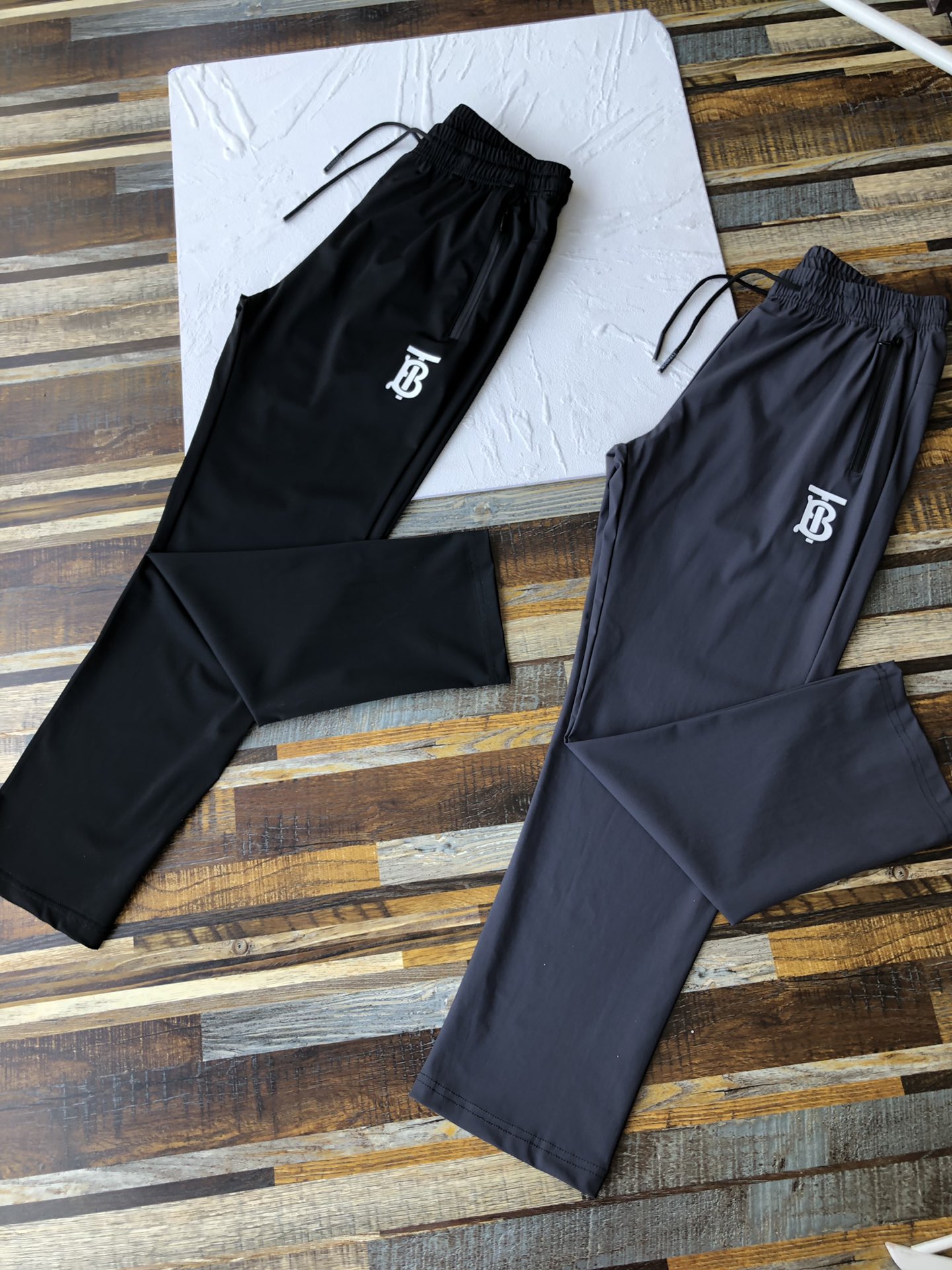 🛒购物价：55💰[夏季必备运动训练裤.冰丝凉感十分给力]库存5000件充足高性价比平价好物.清凉一夏,出产地莆田安福,强烈推选,原包装➕原吊牌  冰丝速干户外休闲长裤修身版型..进口四面弹，冰丝速干面料..无拘无束的体感！品质绝对好👌🏻闭眼入手，买到等于赚到的节奏！冰丝弹力腰休闲西裤长裤 ！四面弹！反光标识，版型经典！！运动大牌的裤子基本用的都是这个面料！穿上滑滑的 凉凉的 炒鸡爽！可以说 比不穿还要爽！细节随意敲打全裤多片立体裁片，速干面料  出汗不沾裤！透气性极佳！这个牌子是是当下最火爆的品牌！裤子采用经典的休闲设计，小直脚裤型…
版型非常无敌…独特的设计…兄弟们，这波夏季原品轰炸千万别错过！口袋下方的标志简约而又有一番风味！冰丝户外科技面料，将高科技户外功能 舒适型 和持久性完美融入到日常休闲的男士休闲长裤！正面手机存放口袋，做工精准，将传统裁剪和精致细节很好的结合！夏季里最不能少的一条裤子！
颜色: 碳灰色，黑色
建议体重，仅供参考
L~6xl