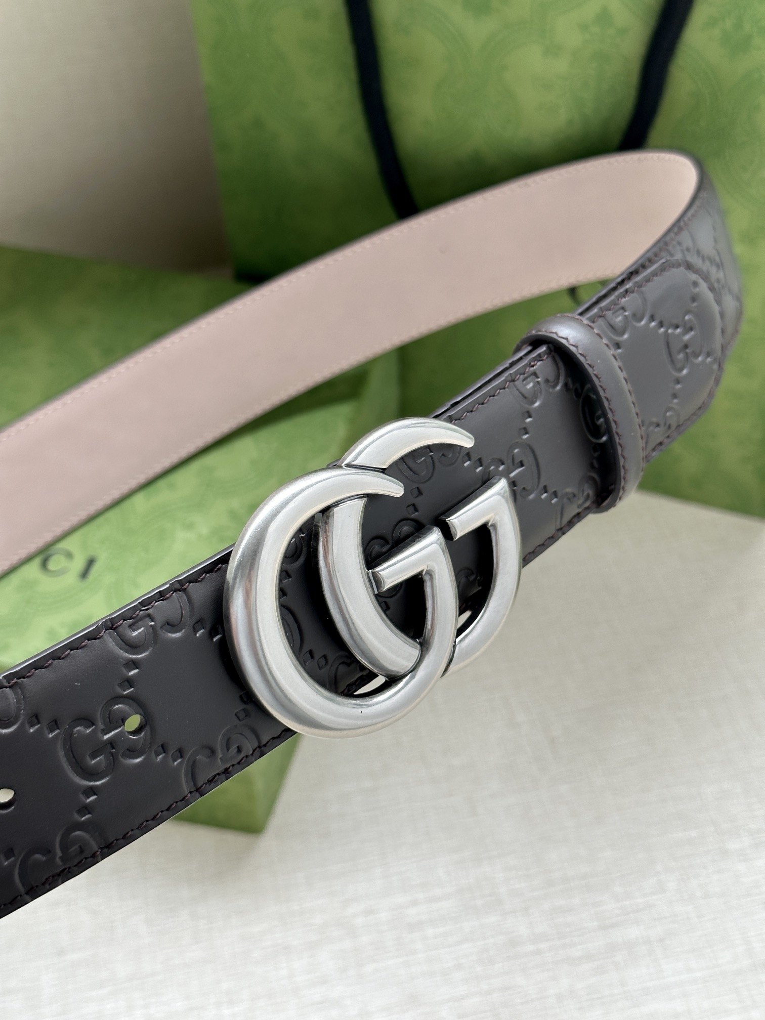 宽度4.0cm互扣式双G带扣腰带采用热压印技术的GucciSignature皮革精制而成触感厚实印花图案