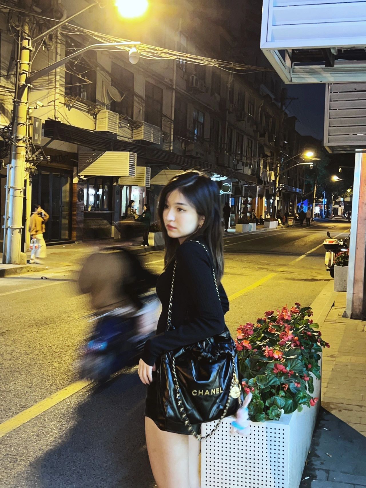 𝐂𝐡𝐚𝐧𝐞𝐥 𝟐𝟐 𝗕𝗮𝗴小号黑金｜素人演绎
酷女孩躲不过的颜值🖤