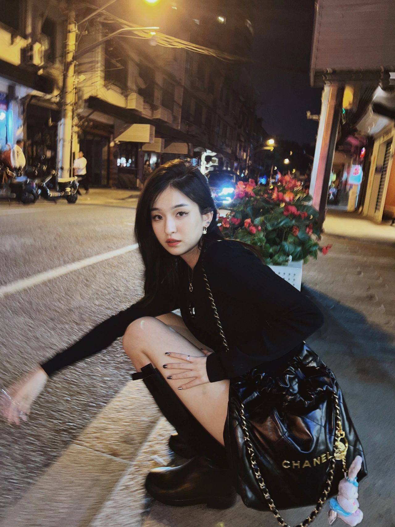 𝐂𝐡𝐚𝐧𝐞𝐥 𝟐𝟐 𝗕𝗮𝗴小号黑金｜素人演绎
酷女孩躲不过的颜值🖤