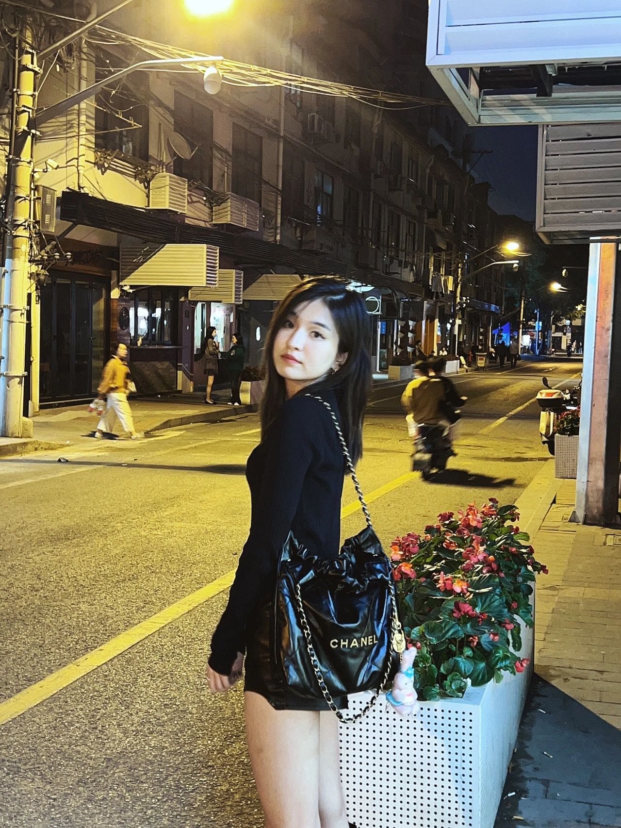 𝐂𝐡𝐚𝐧𝐞𝐥 𝟐𝟐 𝗕𝗮𝗴小号黑金｜素人演绎
酷女孩躲不过的颜值🖤