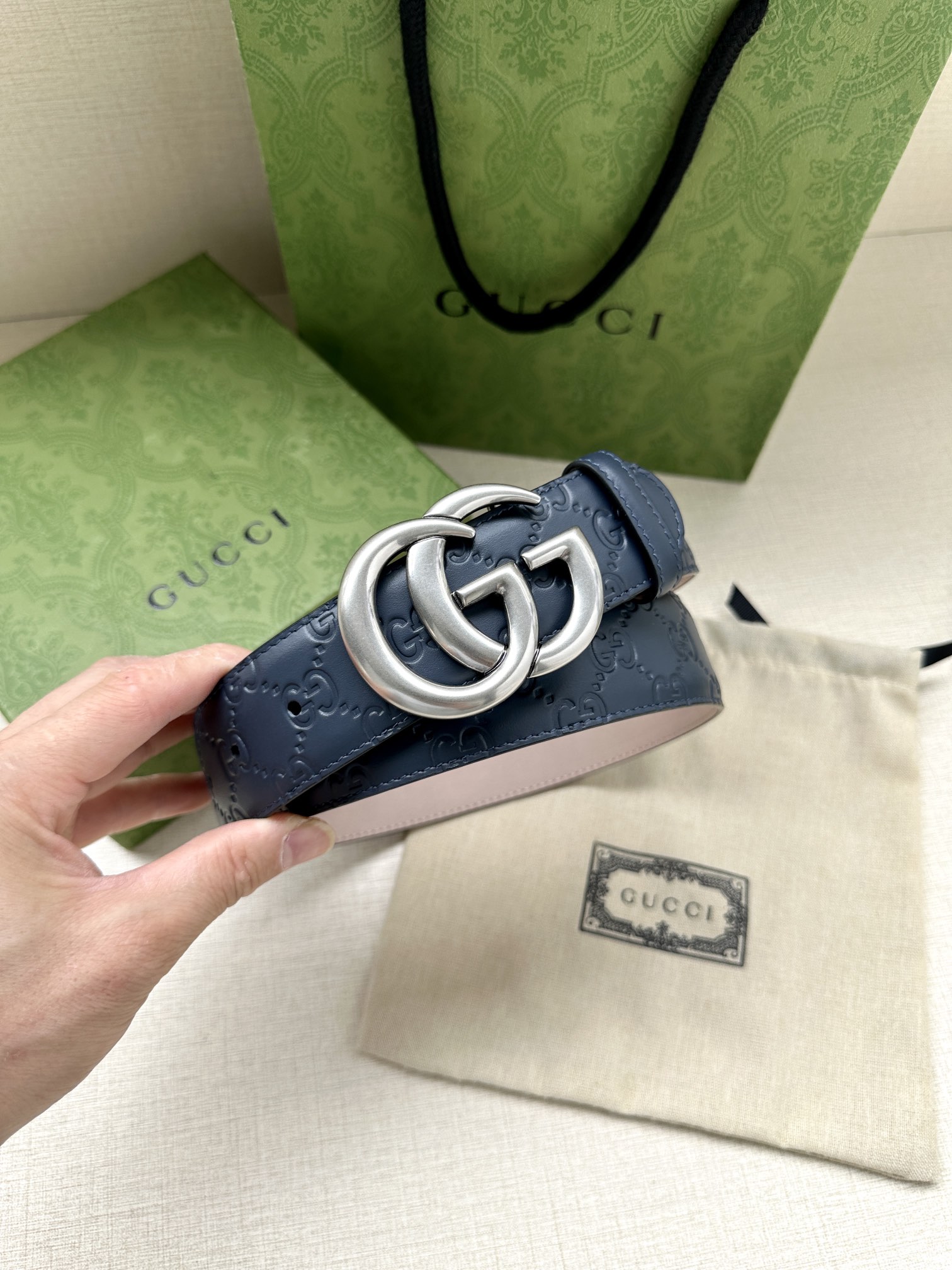 宽度4.0cm互扣式双G带扣腰带采用热压印技术的GucciSignature皮革精制而成触感厚实印花图案