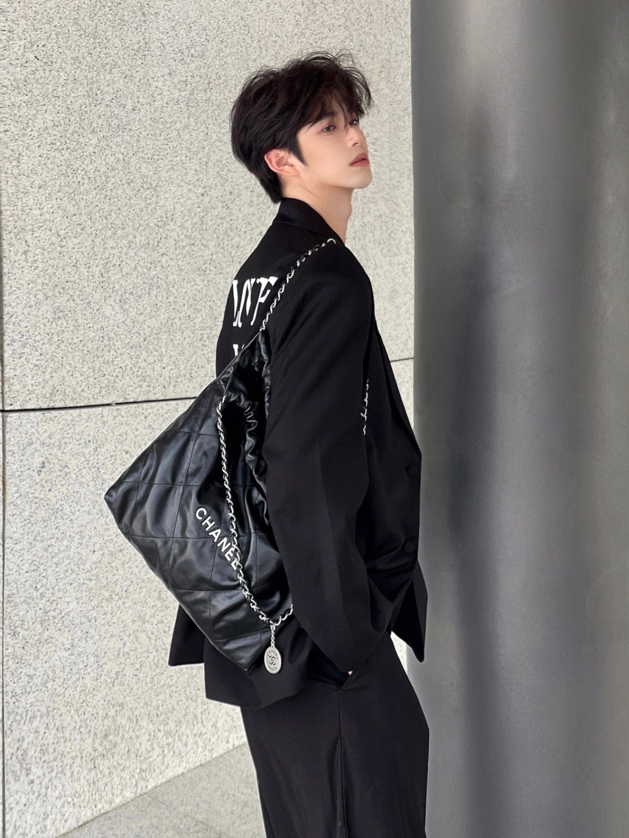 𝐂𝐡𝐚𝐧𝐞𝐥 𝟐𝟐 𝗕𝗮𝗴小号黑银｜素人演绎
绝帅黑银🖤男士上身分享
