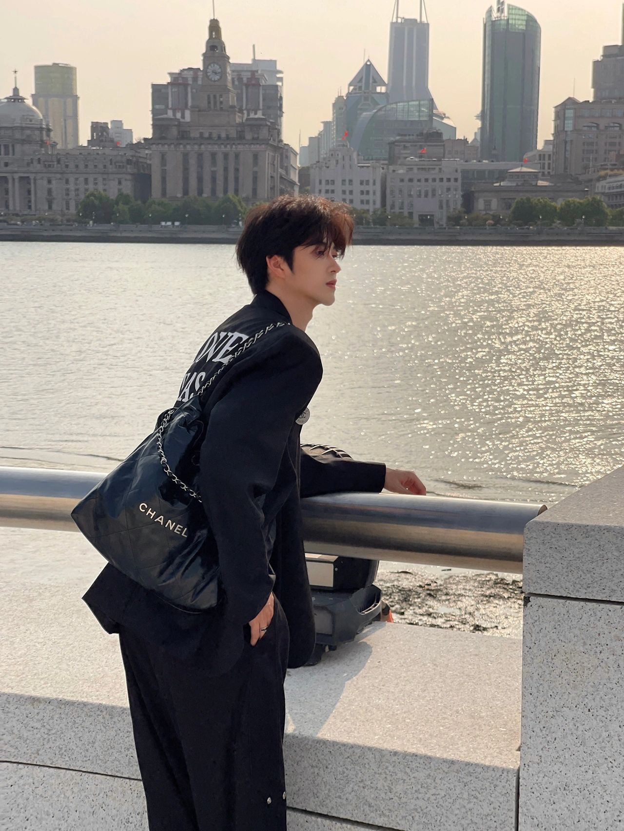 𝐂𝐡𝐚𝐧𝐞𝐥 𝟐𝟐 𝗕𝗮𝗴小号黑银｜素人演绎
绝帅黑银🖤男士上身分享