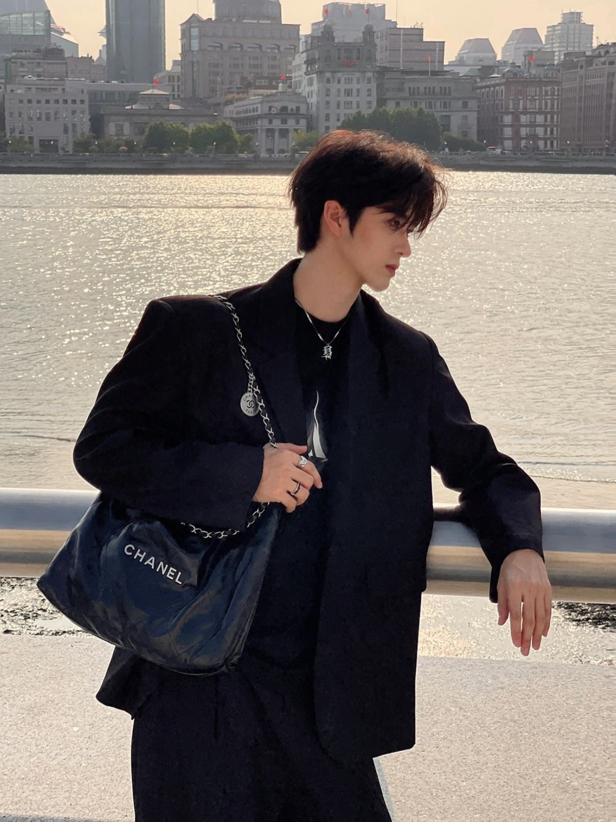𝐂𝐡𝐚𝐧𝐞𝐥 𝟐𝟐 𝗕𝗮𝗴小号黑银｜素人演绎
绝帅黑银🖤男士上身分享