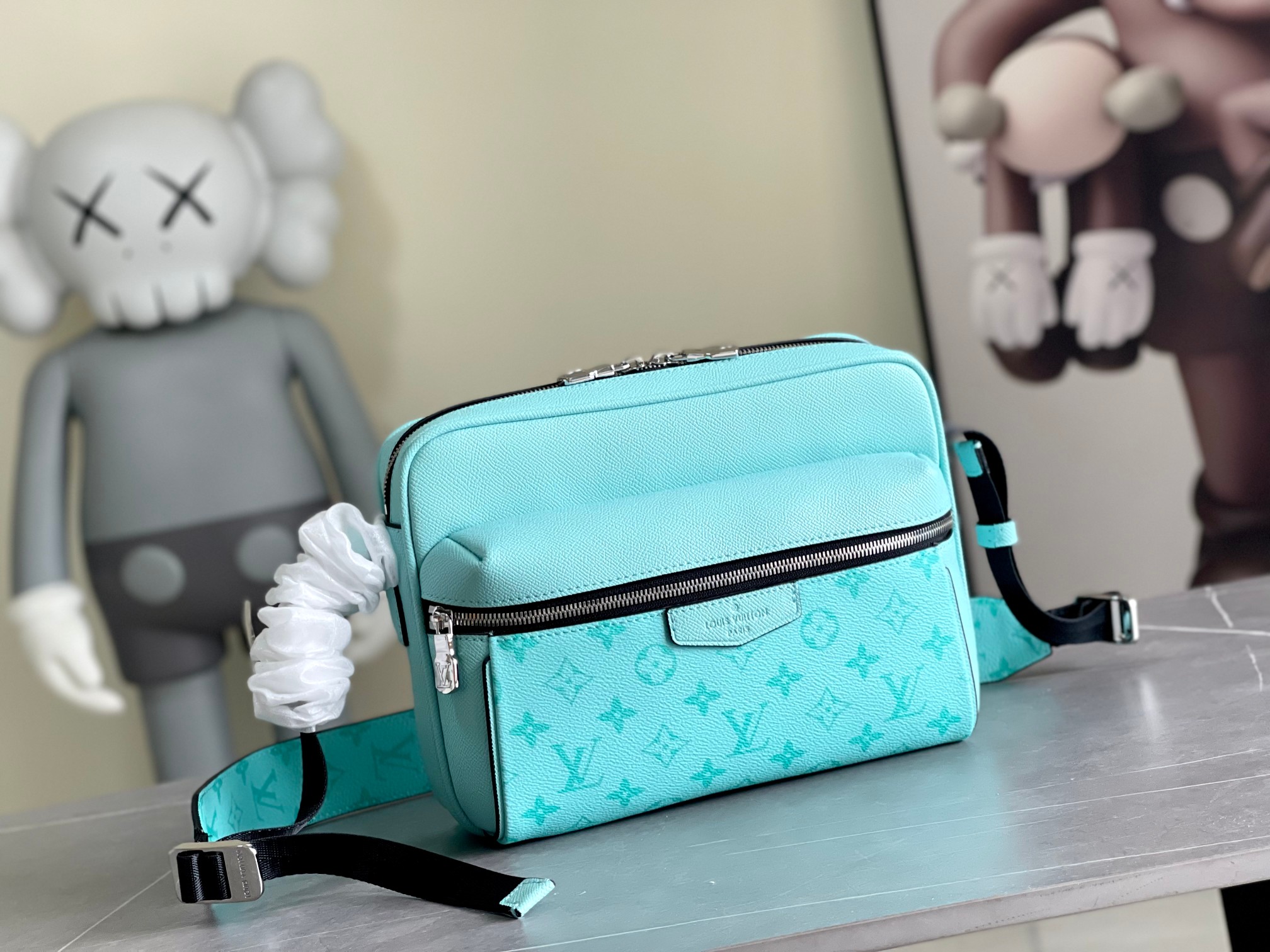 NO:659199,Top original order [OUTDOOR Messenger Bag] M30233 30875 Blue This Outdoor messenger bag combines classic canvas and soft Taga leather. It brightens the spring and summer style with eye-catching colors and can also properly store daily travel needs. Size 29.5 x 20 x 10.5 cm, genuine LV, Louis Vuitton19860909顶级原单 【OUTDOOR 邮差包】M30233 30875 蓝色 本款 Outdoor 邮差包融合经典帆布和柔软 Taga 皮革,以瞩目色调点亮春夏造型,亦可妥善收纳日常出行所需. 尺寸29.5 x 20 x 10.5 厘米,正品级LV,louis vuitton,Bag