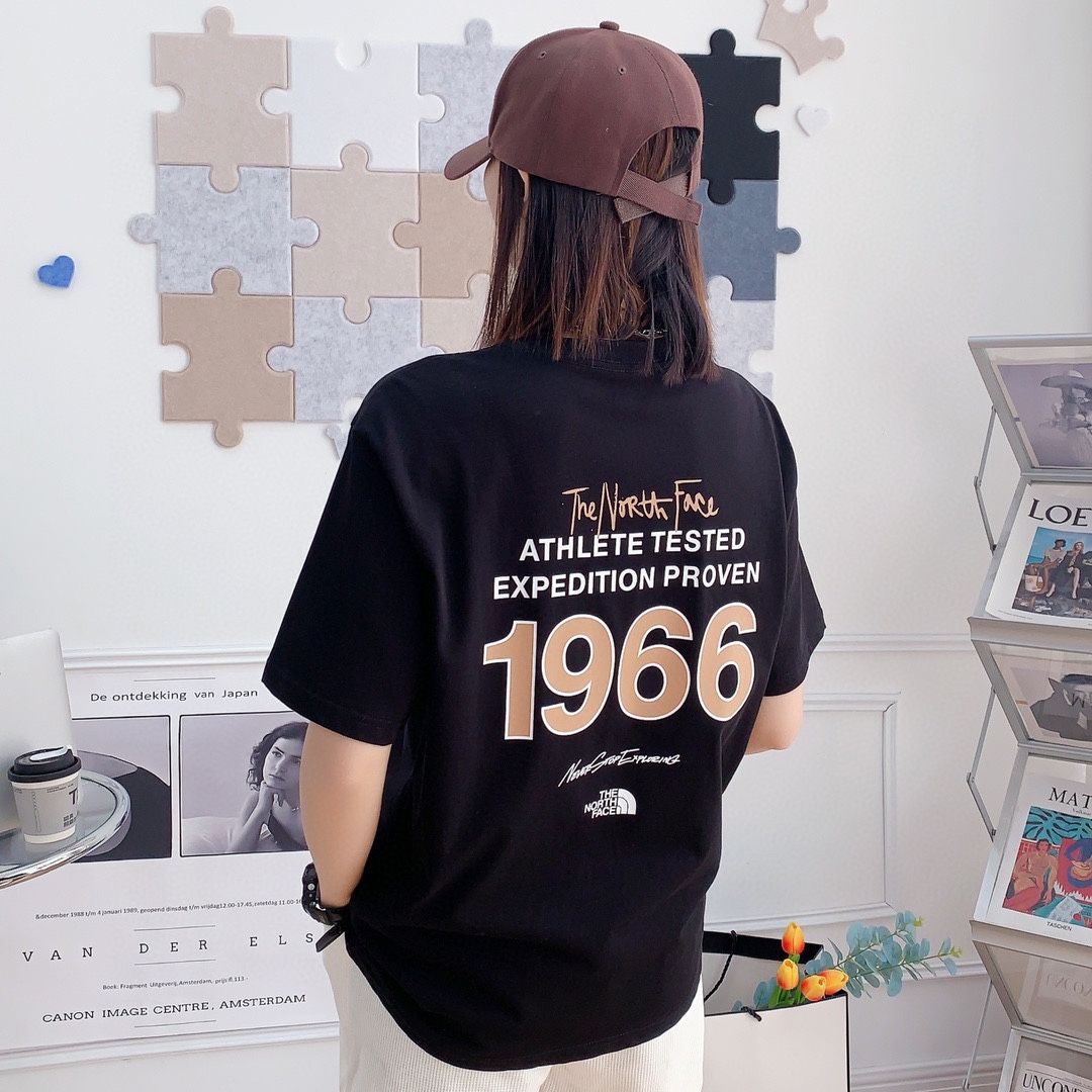 P59💰

春夏新款北面1966男女款宽松印花短袖火爆来袭🔥🔥🔥
广州代工厂出品，质量一级棒！
螺纹领口，版型超棒，超大牌得感觉[强]
柔软细腻，透气性极佳[强]
前后北面1966印花图案设计，上身不low显档次，显然这得益于工艺与专业机器的并驾齐驱[强]
上身非常舒服，亲肤舒适，代购级品质[强]
版型大方得体，超级帅气，买到就是赚到[勾引]
颜色：黑色，白色、
尺码：S M L XL XXL