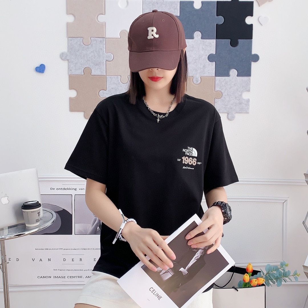 P59💰

春夏新款北面1966男女款宽松印花短袖火爆来袭🔥🔥🔥
广州代工厂出品，质量一级棒！
螺纹领口，版型超棒，超大牌得感觉[强]
柔软细腻，透气性极佳[强]
前后北面1966印花图案设计，上身不low显档次，显然这得益于工艺与专业机器的并驾齐驱[强]
上身非常舒服，亲肤舒适，代购级品质[强]
版型大方得体，超级帅气，买到就是赚到[勾引]
颜色：黑色，白色、
尺码：S M L XL XXL