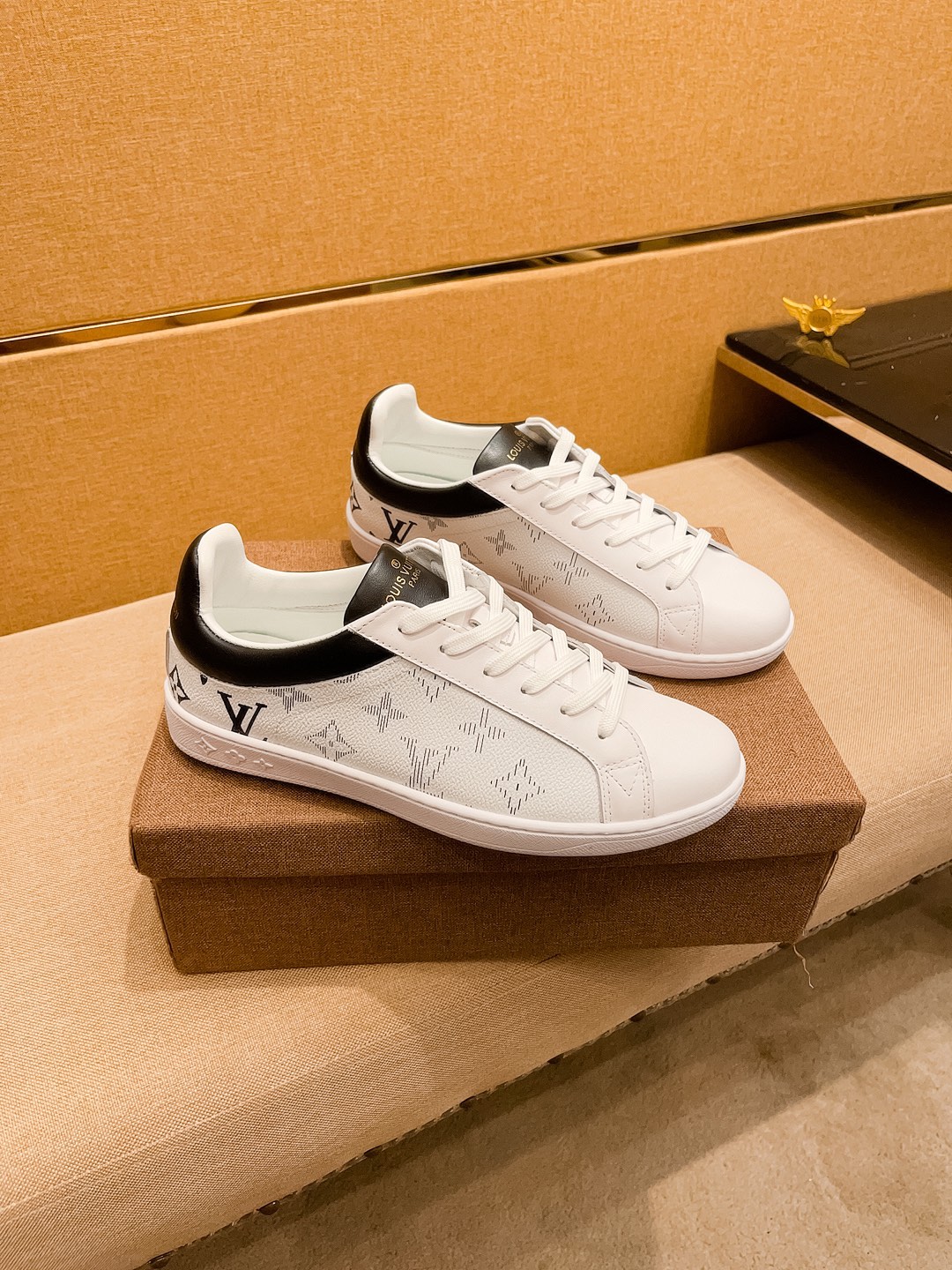 NO:354115,【LV】 Louis Vuitton men's shoes high-end brand Official website 11's latest masterpiece upper is made of imported Italian cowhide with comfortable and breathable inner original non-slip and wear-resistant outsole, making walking more convenient and comfortable!  Exclusive new style, amazing work, beautiful 11 ​​replica [color] compared to the official quality!  Create a fashionable personality to set off your uniqueness!  Must-have for trendy men! Classic size: 38-44 Colors Multiple Colors available, louis vuitton,louis vuitton,cowhide19860909【LV】 路易威登 男鞋高端品牌 官网11最新力作鞋面采用意大利进口头层牛皮搭配舒适透气内里原版防滑耐磨大底制作,让行走更加便捷舒适！独家新款,惊世之作,与官方的质量相比美的11复刻[色]！打造时尚个性衬托你的与众不同！潮男必备!经典尺码:38-44 颜色 多 色可选,,louis vuitton,louis vuitton,cowhide,Men's shoes