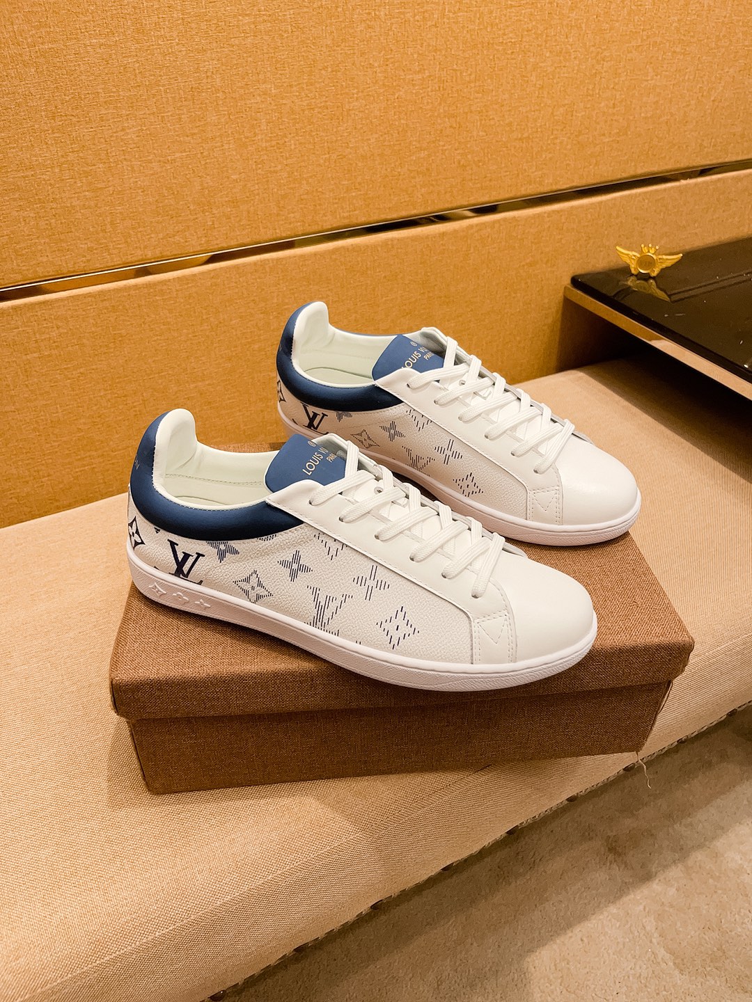 NO:354192,【LV】 Louis Vuitton men's shoes high-end brand Official website 11's latest masterpiece upper is made of imported Italian cowhide with comfortable and breathable inner original non-slip and wear-resistant outsole, making walking more convenient and comfortable!  Exclusive new style, amazing work, beautiful 11 ​​replica [color] compared to the official quality!  Create a fashionable personality to set off your uniqueness!  Must-have for trendy men! Classic size: 38-44 Colors Multiple Colors available, louis vuitton,louis vuitton,cowhide19860909【LV】 路易威登 男鞋高端品牌 官网11最新力作鞋面采用意大利进口头层牛皮搭配舒适透气内里原版防滑耐磨大底制作,让行走更加便捷舒适！独家新款,惊世之作,与官方的质量相比美的11复刻[色]！打造时尚个性衬托你的与众不同！潮男必备!经典尺码:38-44 颜色 多 色可选,,louis vuitton,louis vuitton,cowhide,Men's shoes