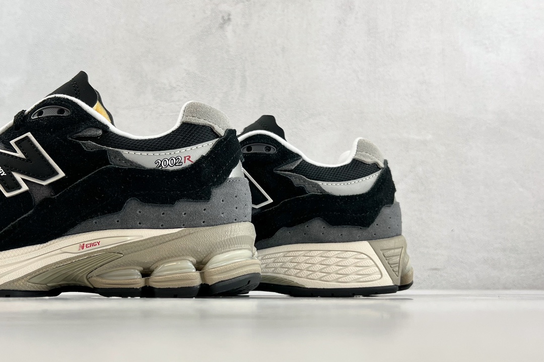 New Balance 2002R ”Refined Future” black and gray M2002RDJ