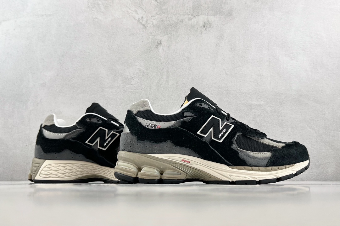 New Balance 2002R ”Refined Future” black and gray M2002RDJ