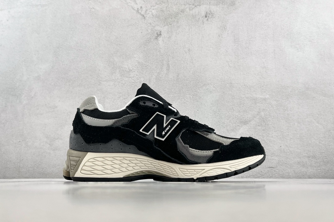 New Balance 2002R ”Refined Future” black and gray M2002RDJ