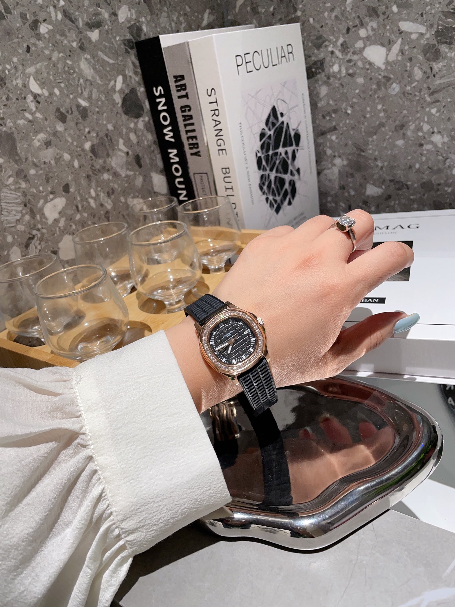 “Patek Philippe Stone Wristwatches: Luxury Collection with High Resale Value” - 图片 6