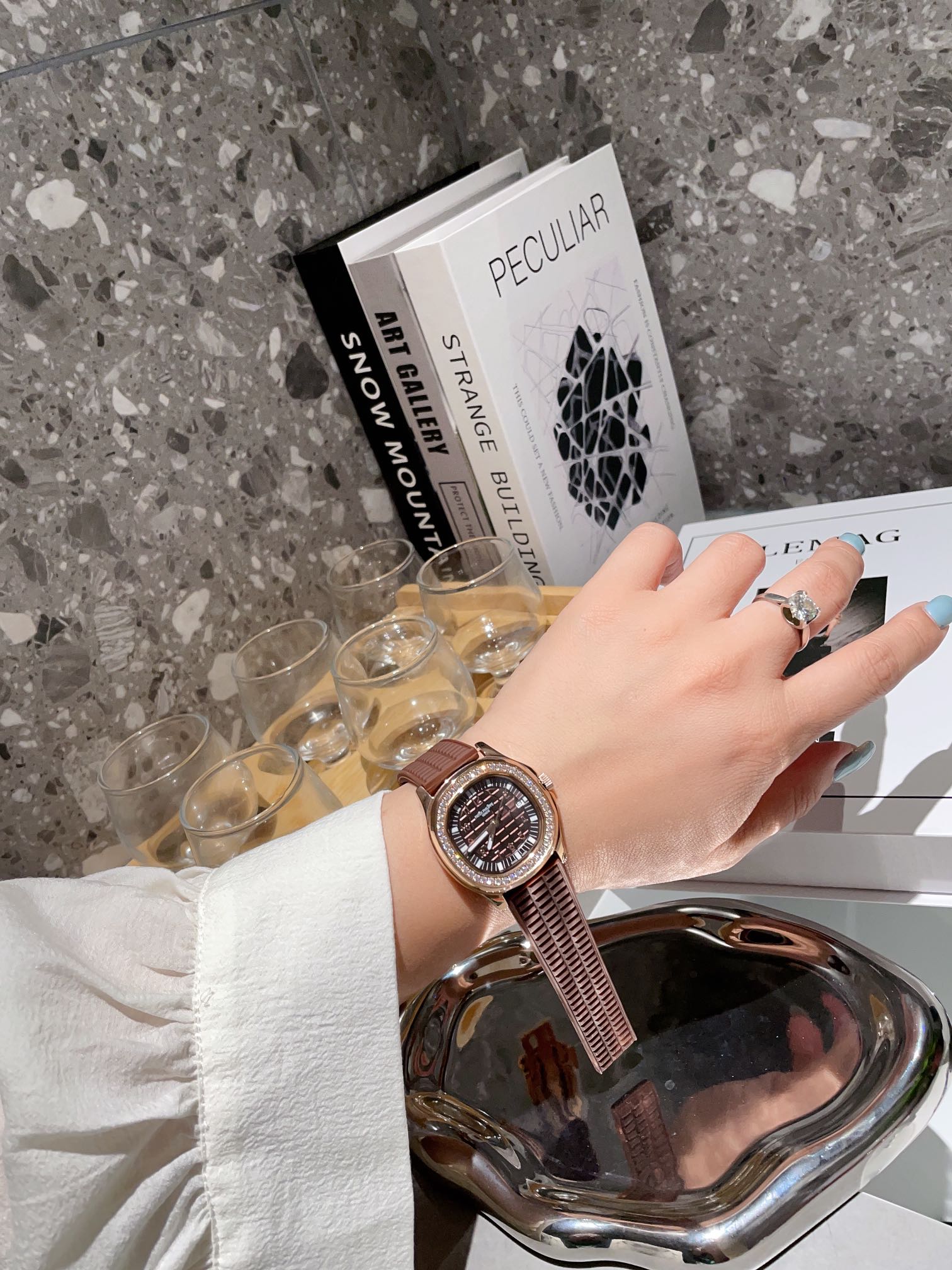 “Patek Philippe Stone Wristwatches: Luxury Collection with High Resale Value” - 图片 5