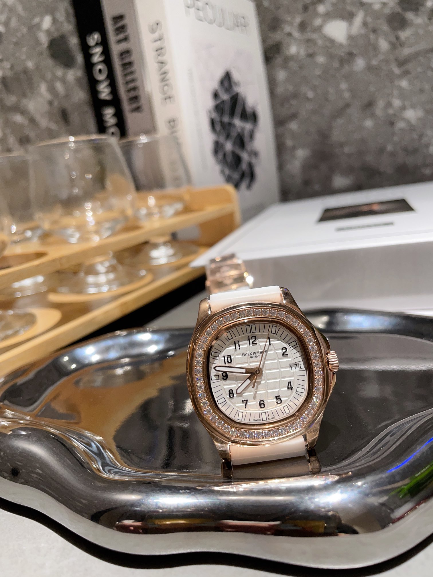 “Patek Philippe Stone Wristwatches: Luxury Collection with High Resale Value” - 图片 8