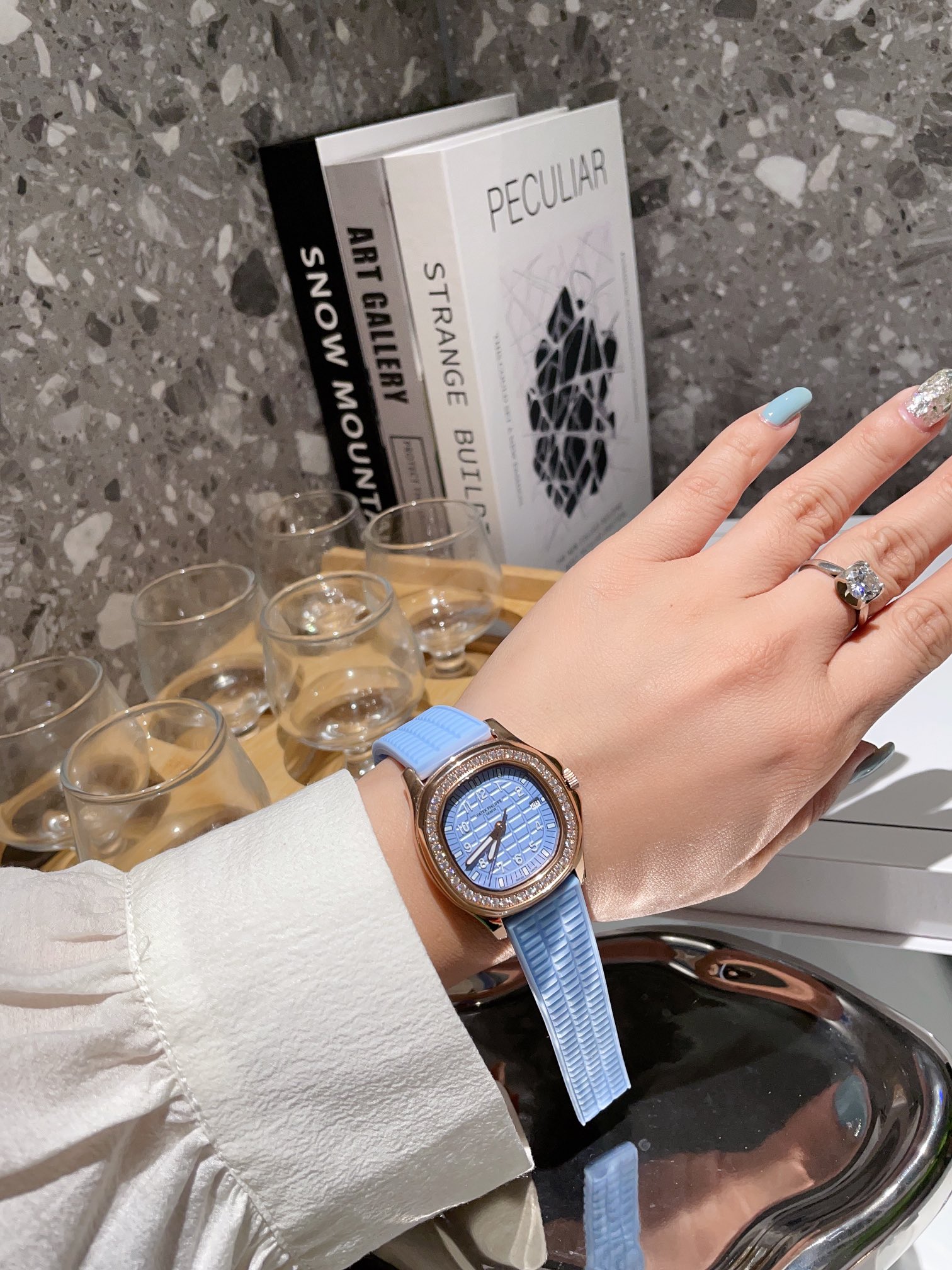 “Patek Philippe Stone Wristwatches: Luxury Collection with High Resale Value” - 图片 3