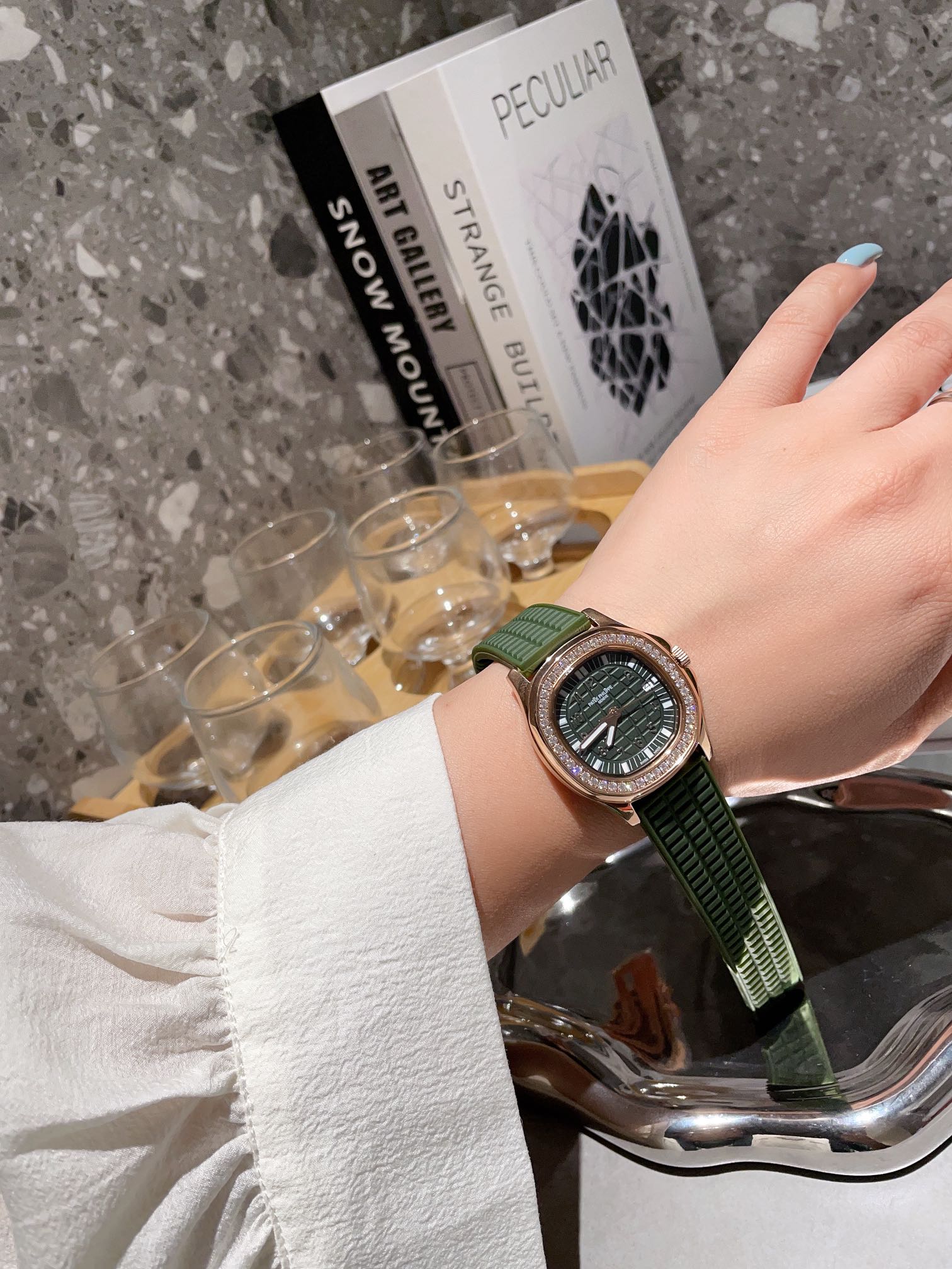“Patek Philippe Stone Wristwatches: Luxury Collection with High Resale Value” - 图片 4