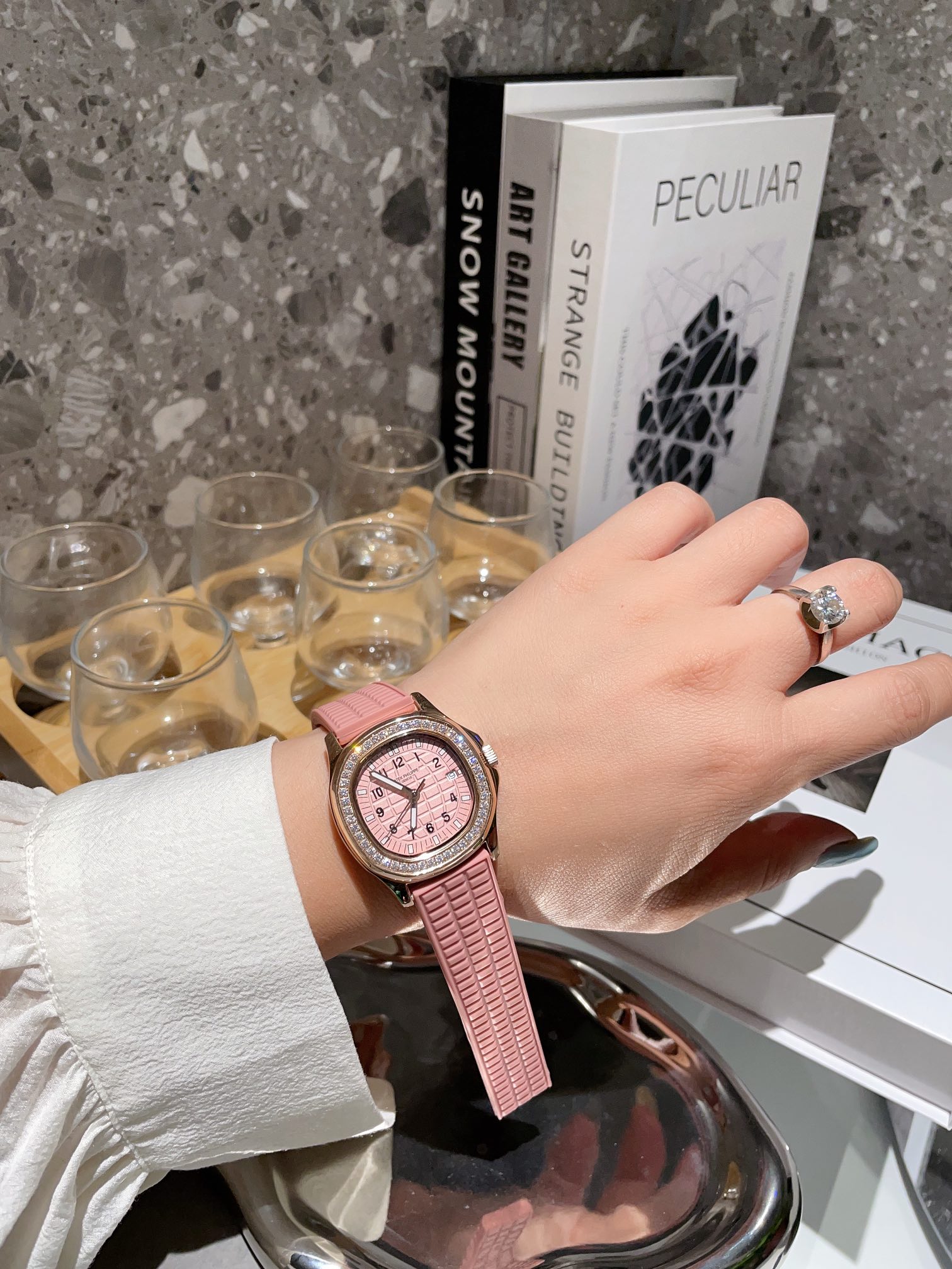 “Patek Philippe Stone Wristwatches: Luxury Collection with High Resale Value” - 图片 2