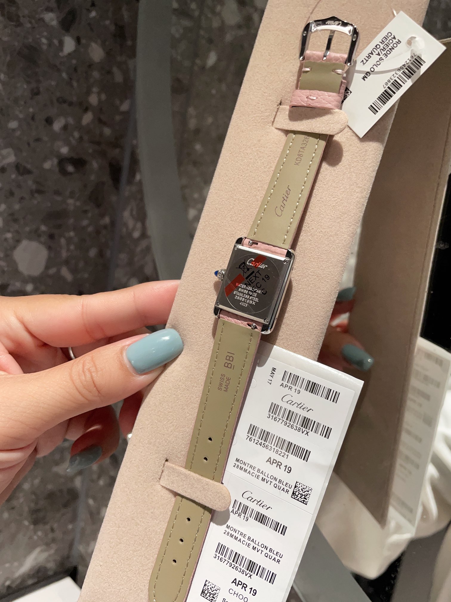 NO:391986,Factory Cartier | Tank Series launches Tank Must watch, the dial is displayed by classic Roman scale, matched with must series of square sapphire handles, the case size is medium size 25.5mm*33.7mm, small 29.5mm*22mm Italian lychee pattern belt original medium size suitable for men and women's wear needs. Perfectly show the low-key but not luxurious retro style of the tank series, cartier, cartier19860909Factory 卡地亚 Cartier | 坦克系列则推出Tank Must腕表,表盘由经典罗马刻度显示 搭配must 系列方尖蓝宝石把头,表壳大小为中号25.5mm*33.7mm,小号29.5mm*22mm意大利荔枝纹皮带原版中号尺寸 适合男女佩戴需求.完美展现坦克系列低调而不奢华的复古风格,,cartier,cartier,Watch