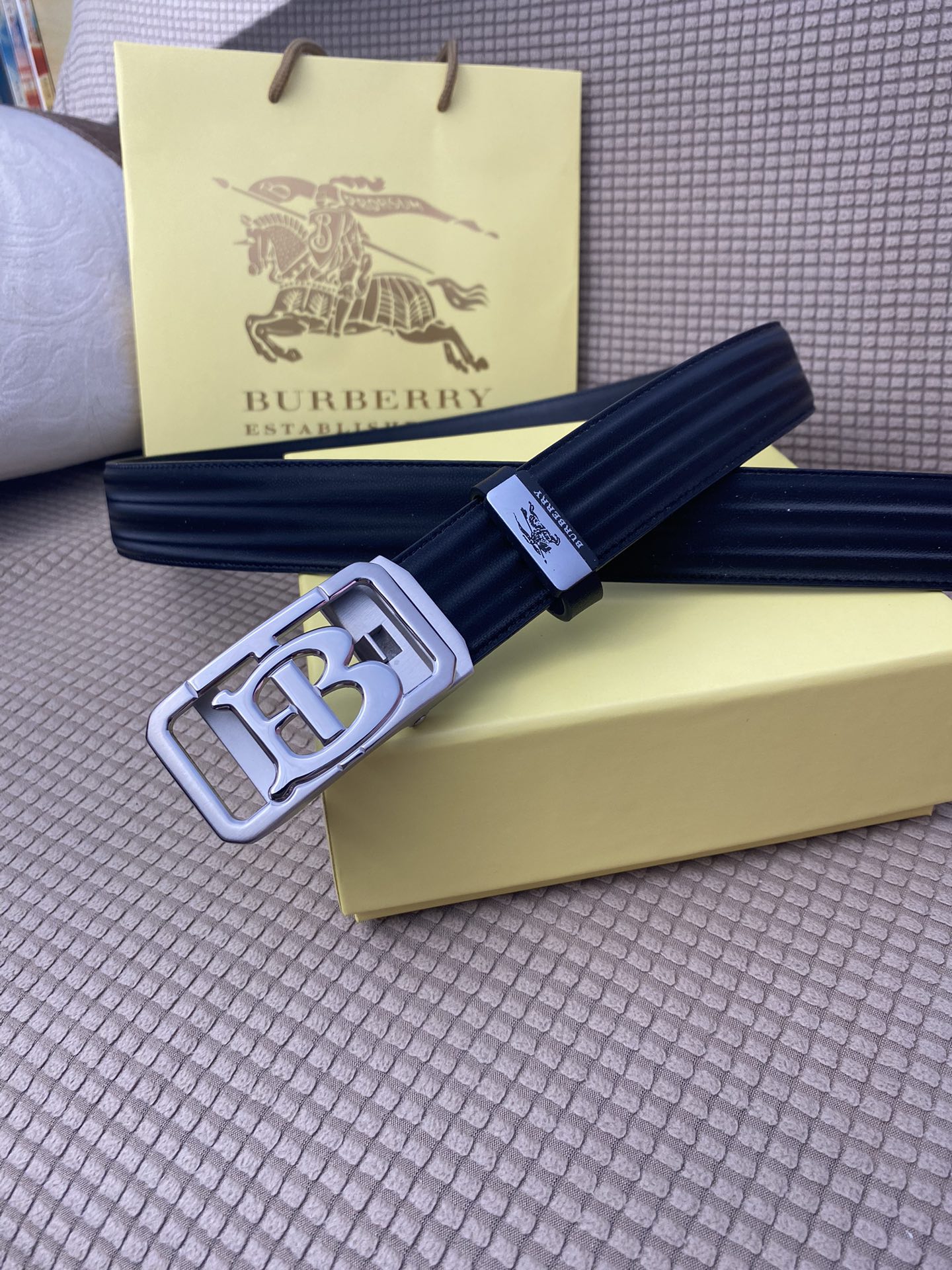 品名巴宝莉自动带材质原单牛皮腰带百分