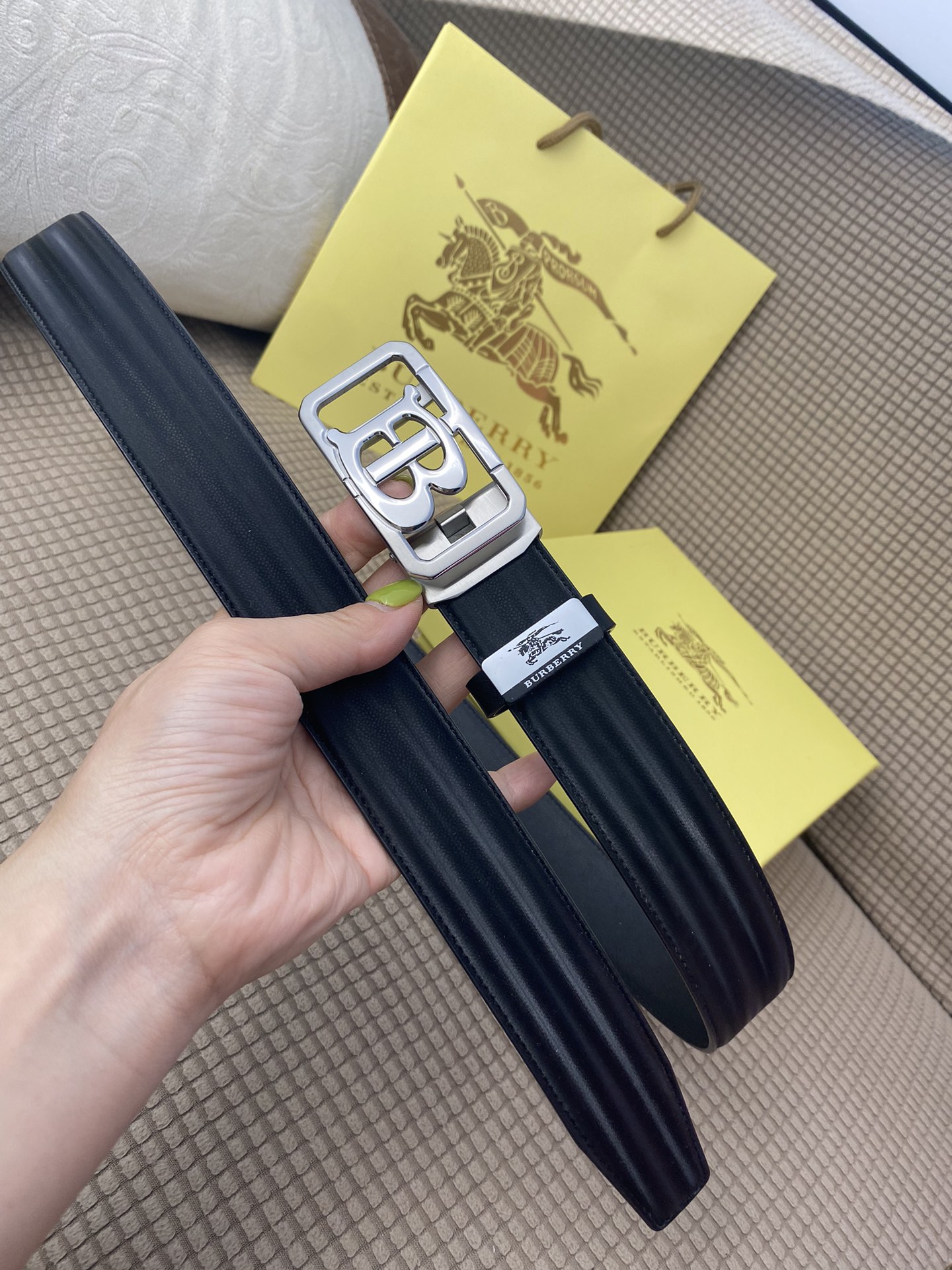 品名巴宝莉自动带材质原单牛皮腰带百分