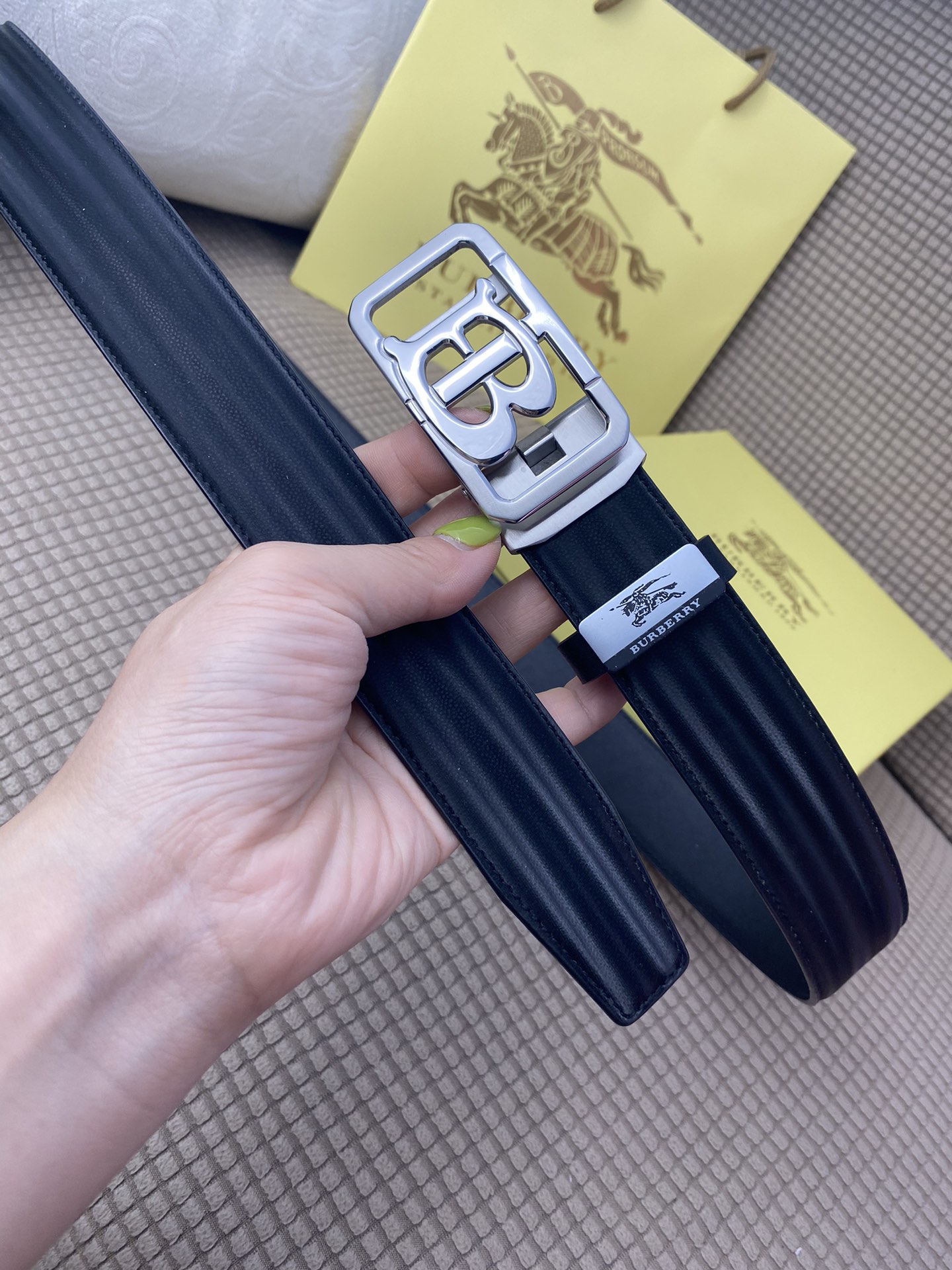 品名巴宝莉自动带材质原单牛皮腰带百分