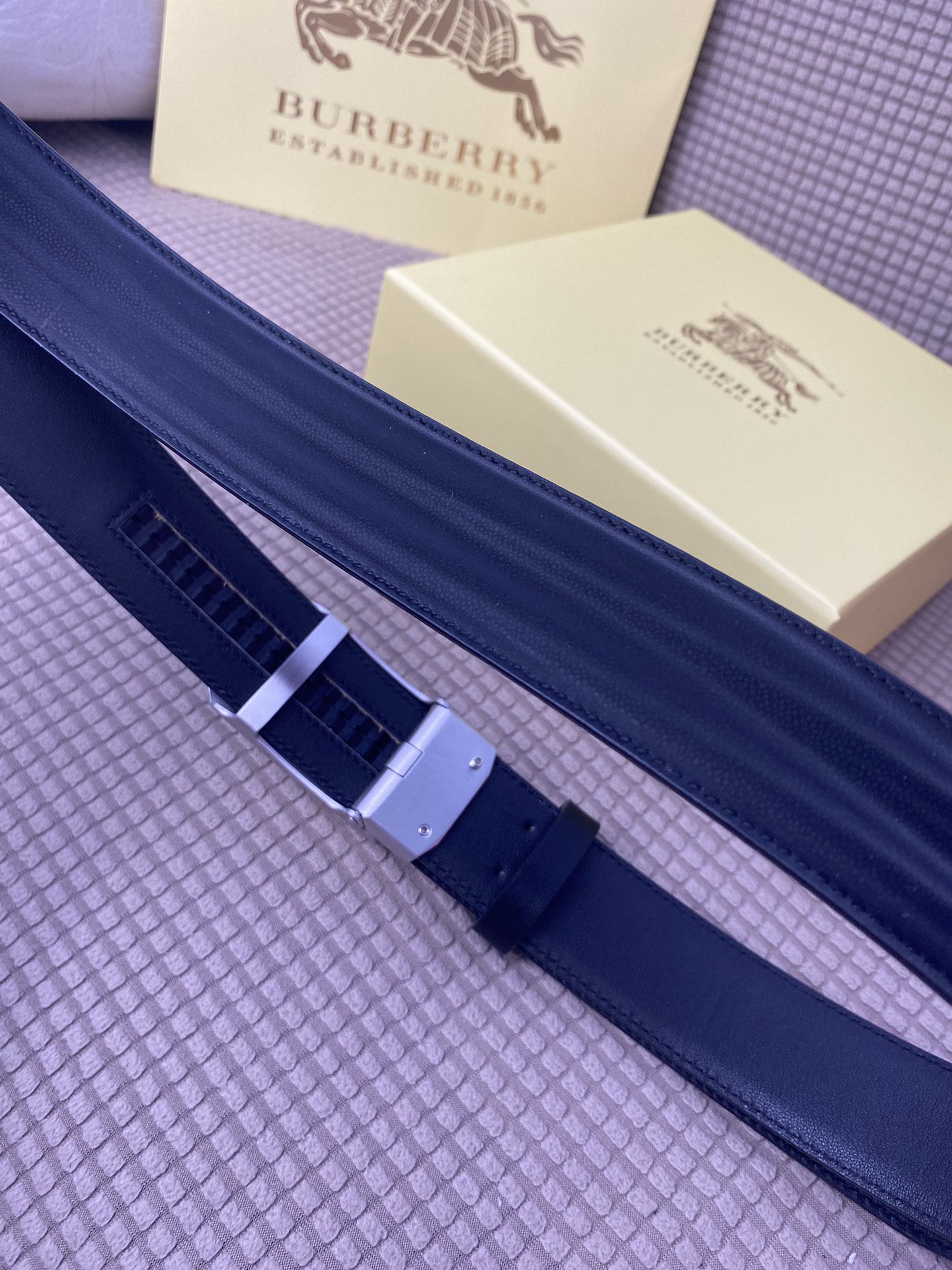 品名巴宝莉自动带材质原单牛皮腰带百分