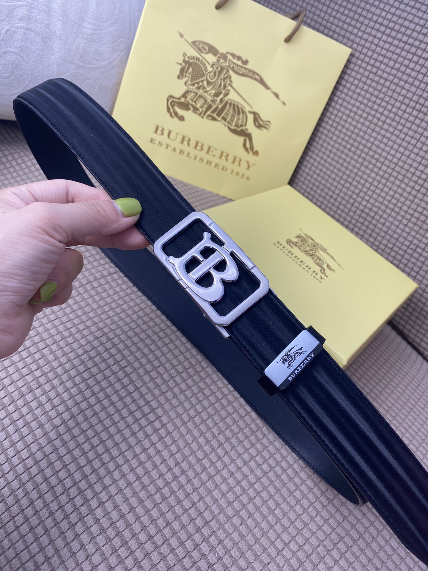 品名巴宝莉自动带材质原单牛皮腰带百分