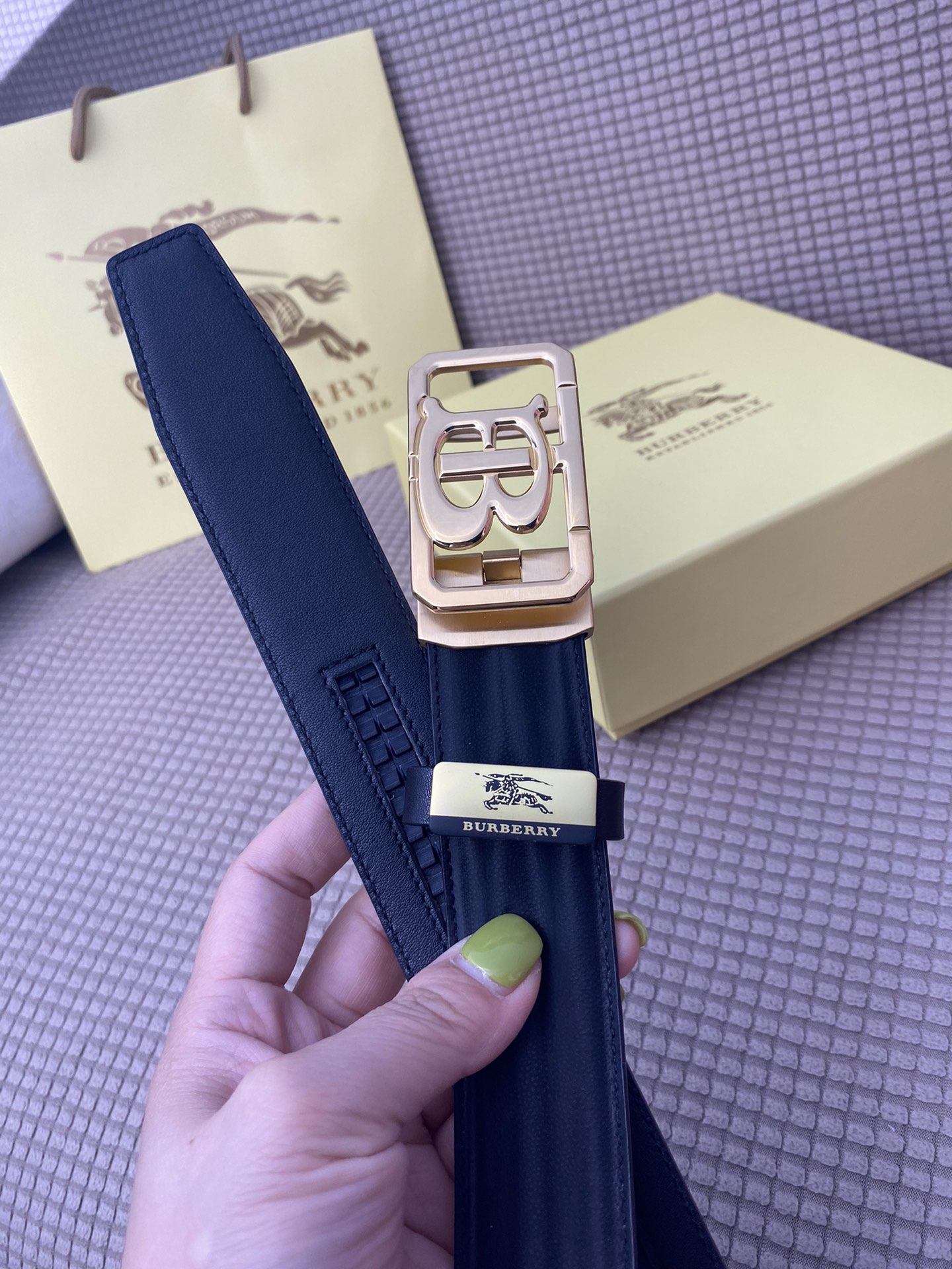 品名巴宝莉自动带材质原单牛皮腰带百分